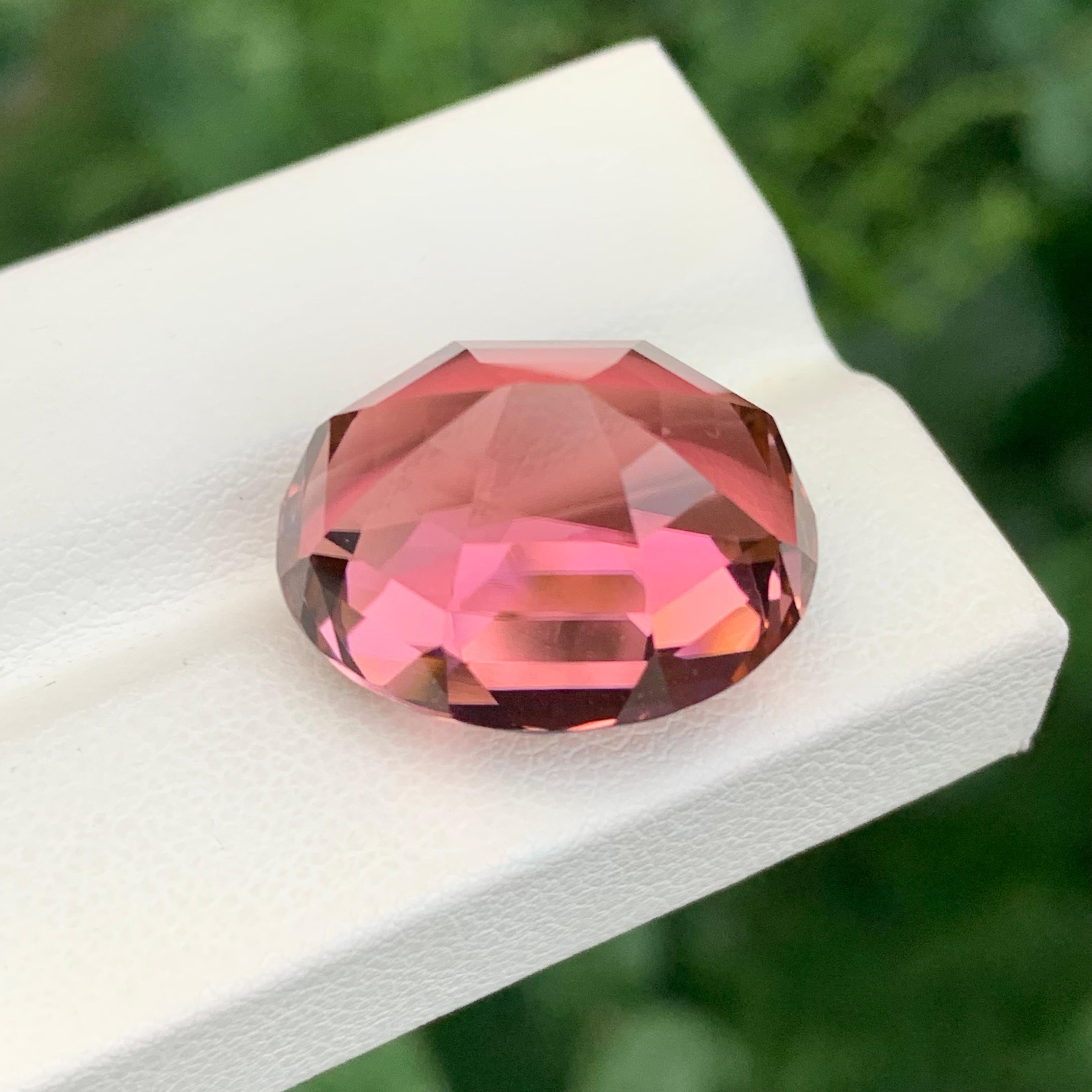 da uomo o donna Enorme tormalina rosa sciolta Nature da 27,15 carati, pulita con la lente d'ingrandimento in vendita