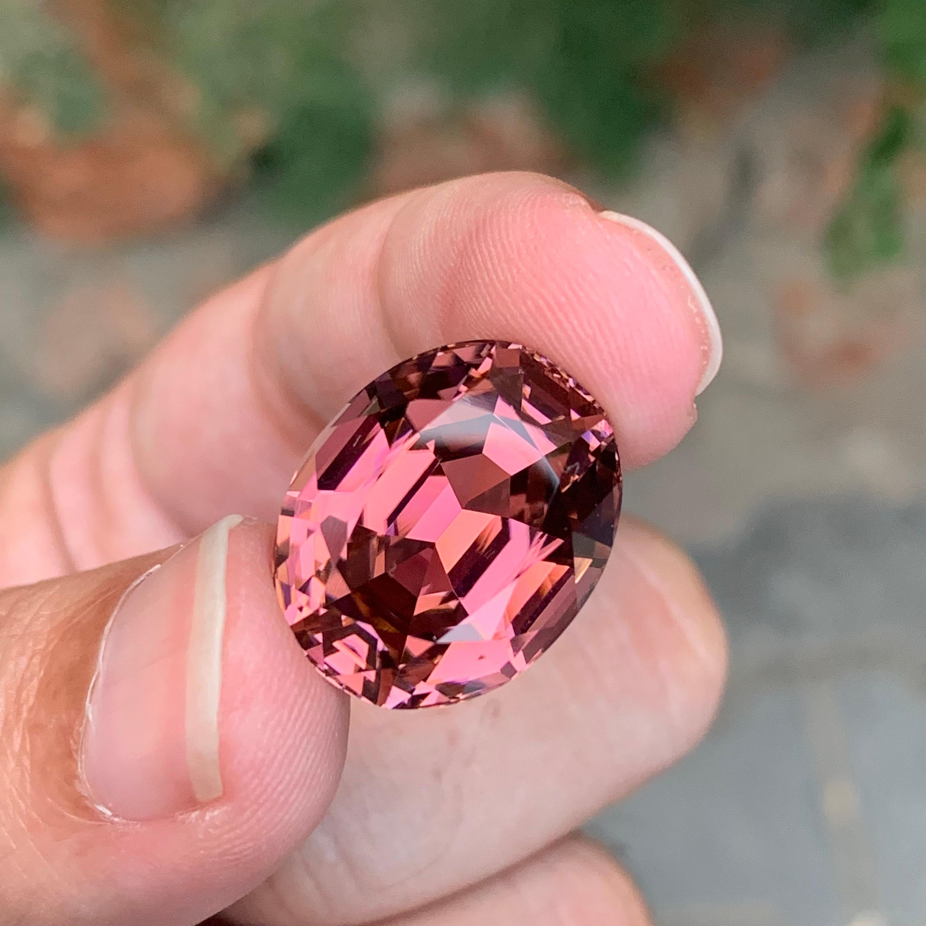 Enorme tormalina rosa sciolta Nature da 27,15 carati, pulita con la lente d'ingrandimento in vendita 2