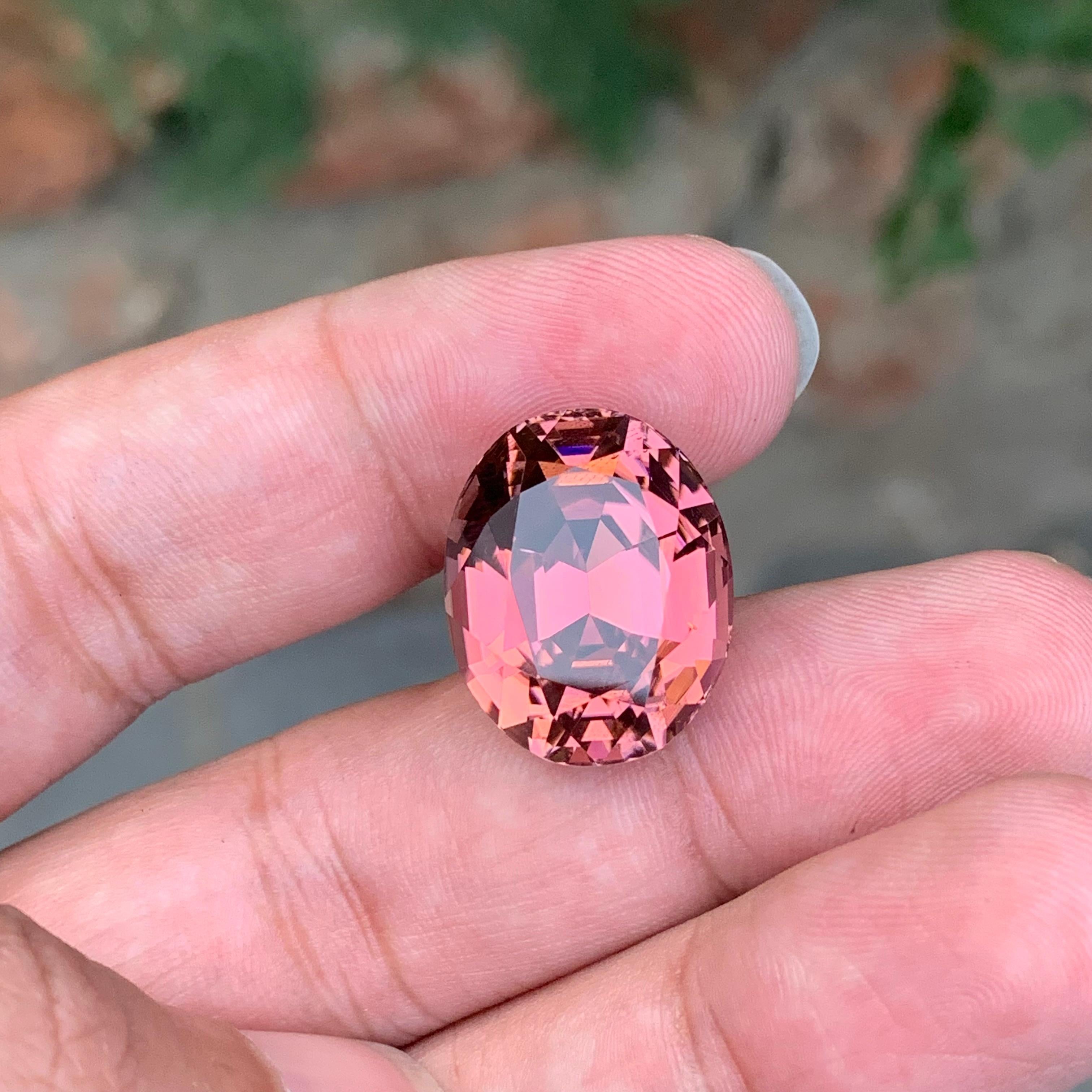 Enorme tormalina rosa sciolta Nature da 27,15 carati, pulita con la lente d'ingrandimento in vendita 3