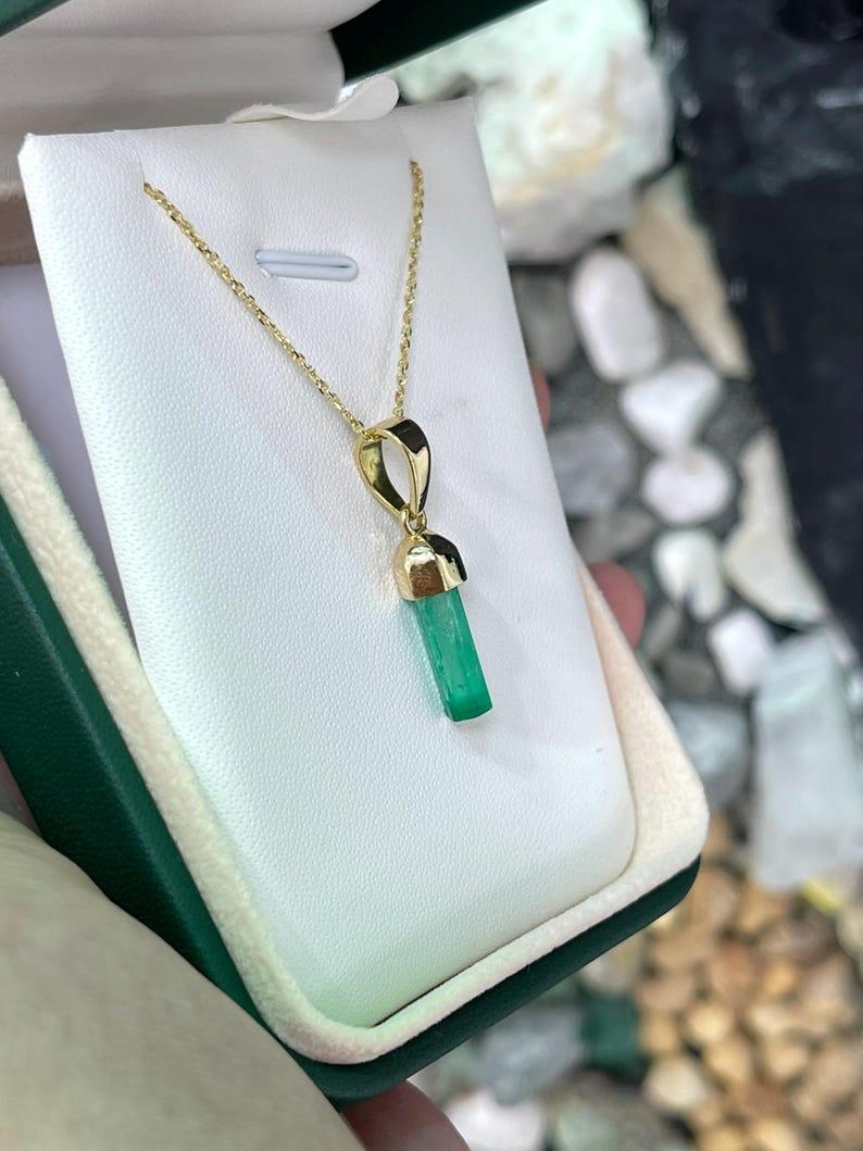 Moderno Ciondolo con smeraldo colombiano grezzo da 2,71 carati  Collana unisex con castone in oro 18K in vendita