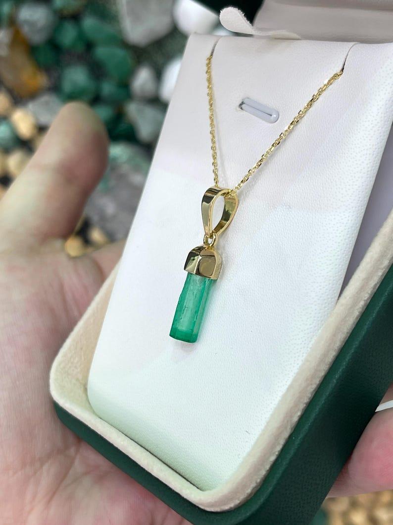 Taglio smeraldo Ciondolo con smeraldo colombiano grezzo da 2,71 carati  Collana unisex con castone in oro 18K in vendita