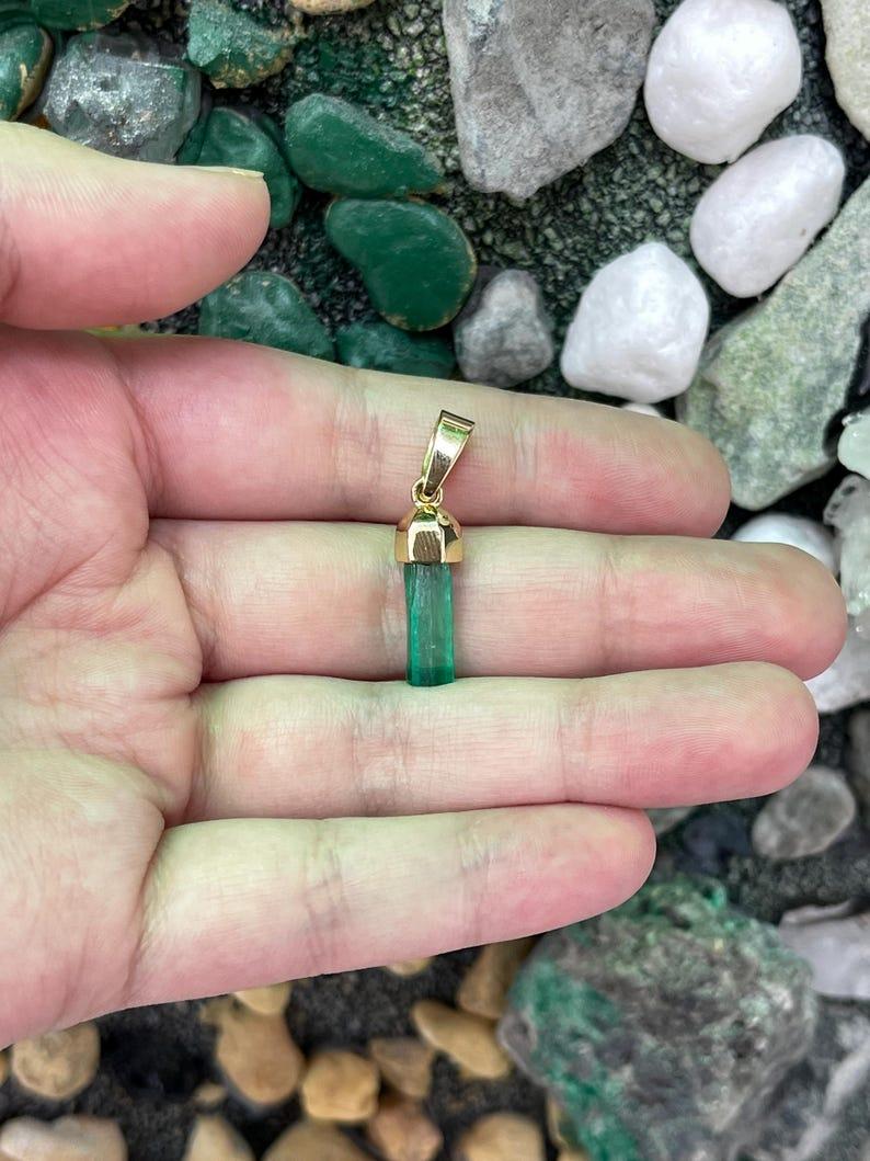 Ciondolo con smeraldo colombiano grezzo da 2,71 carati  Collana unisex con castone in oro 18K In condizioni Nuovo in vendita a Jupiter, FL