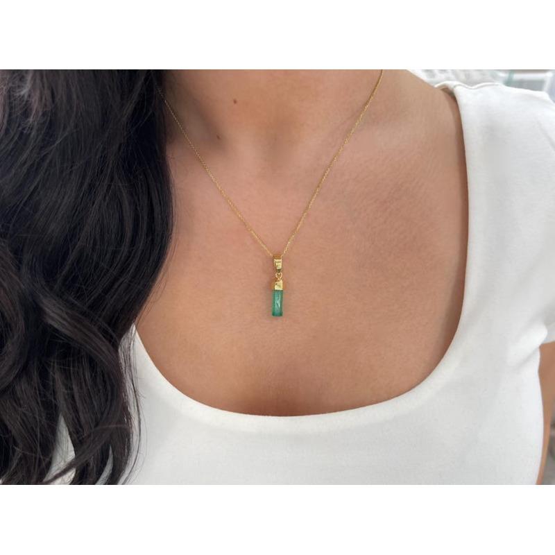 Ciondolo con smeraldo colombiano grezzo da 2,71 carati  Collana unisex con castone in oro 18K in vendita 1