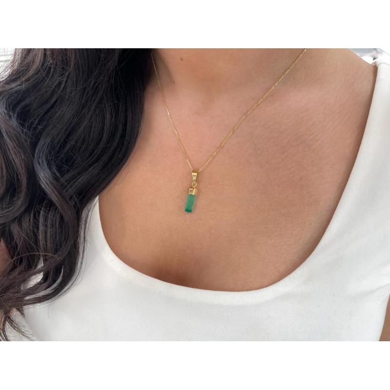 Ciondolo con smeraldo colombiano grezzo da 2,71 carati  Collana unisex con castone in oro 18K in vendita 2
