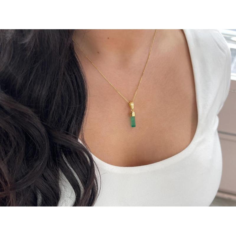 Ciondolo con smeraldo colombiano grezzo da 2,71 carati  Collana unisex con castone in oro 18K in vendita 3