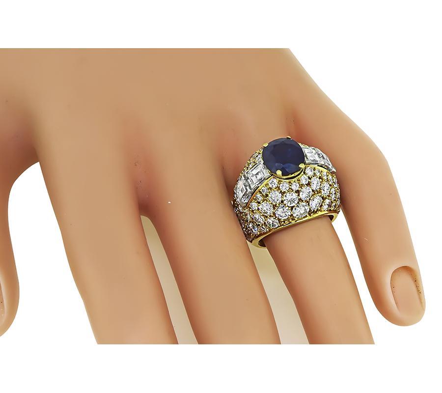 Dies ist ein atemberaubender Ring aus 18k Gelbgold. In der Mitte des Rings befindet sich ein schöner Saphir im Kissenschliff mit einem Gewicht von ca. 2,71ct. Der Mittelstein wird durch funkelnde Diamanten im Carre- und Rundschliff mit einem Gewicht