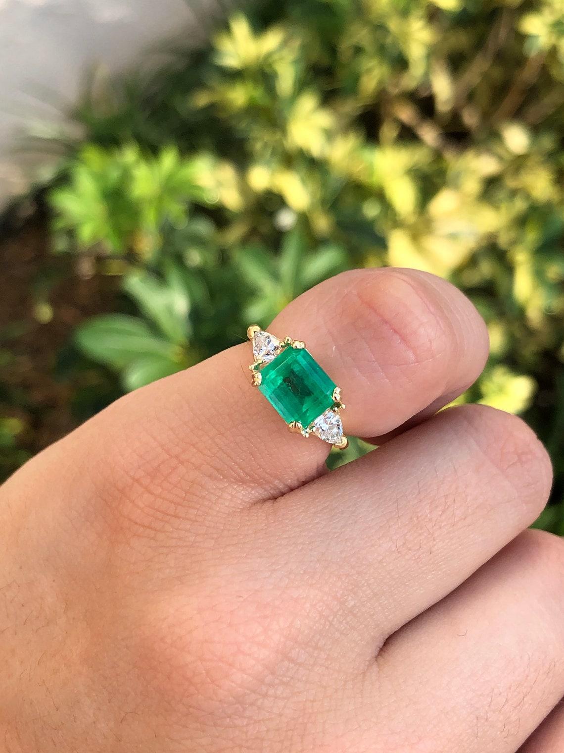 Modern 2.71tcw 18K Three Stone Colombian Emerald & Diamond Trillion Cut Ring For Sale