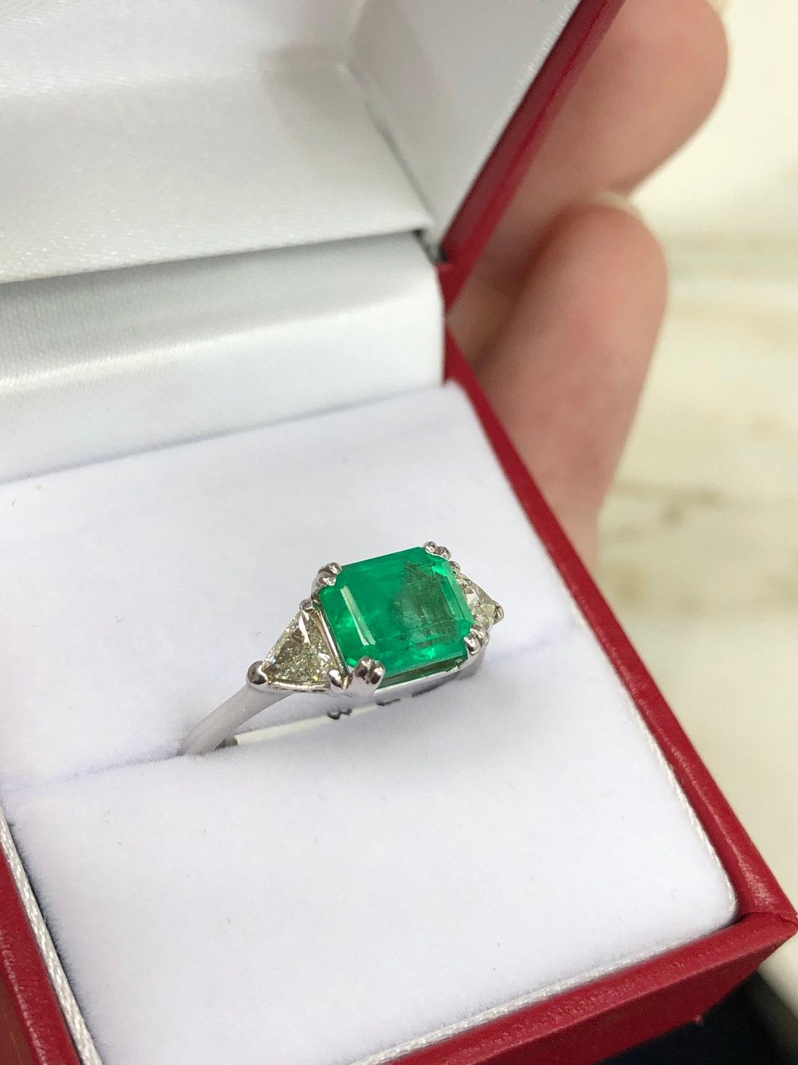 2.71tcw 18K Three Stone Colombian Emerald & Diamond Trillion Cut Ring In New Condition For Sale In Jupiter, FL