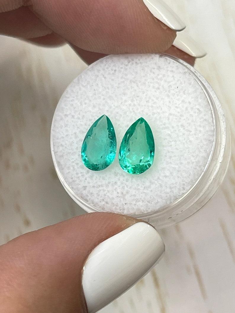 Pierre : Émeraude
Poids total : 2.71-tcw
Forme : Coupe poire
Clarté : Transparent
Éclat : Excellent
Couleur : Vert moyen
Dimensions : 9,35 mm x 5,96 mm x 4,86 mm // 9,44 mm x 6,10 mm x 4,0 mm
Origine géographique : Colombie
Traitement : Naturel,