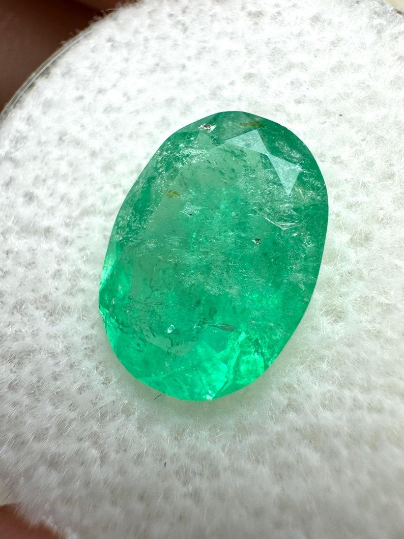 Piedra: Esmeralda
Peso: 2,72 quilates
Forma: Corte Oval
Claridad: Semitransparente
Lustre: Bueno
Color: Verde
Medidas: 11,82 mm x 8,66 mm x 4,57 mm
Origen geográfico: Colombia
Tratamiento: Natural, Engrasado

Observaciones: Debido a sus condiciones