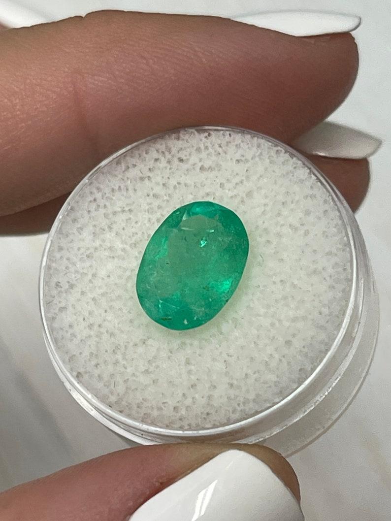Esmeralda colombiana verde terrosa de 2,72 quilates - Gema natal de mayo talla ovalada Corte oval en venta