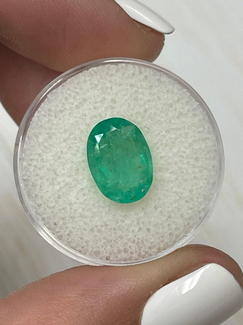 Esmeralda colombiana verde terrosa de 2,72 quilates - Gema natal de mayo talla ovalada en Nuevo estado para la venta en Jupiter, FL