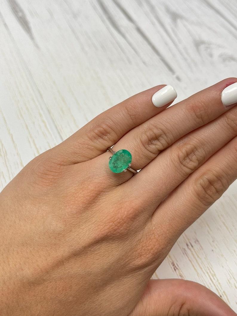 Esmeralda colombiana verde terrosa de 2,72 quilates - Gema natal de mayo talla ovalada en venta 1