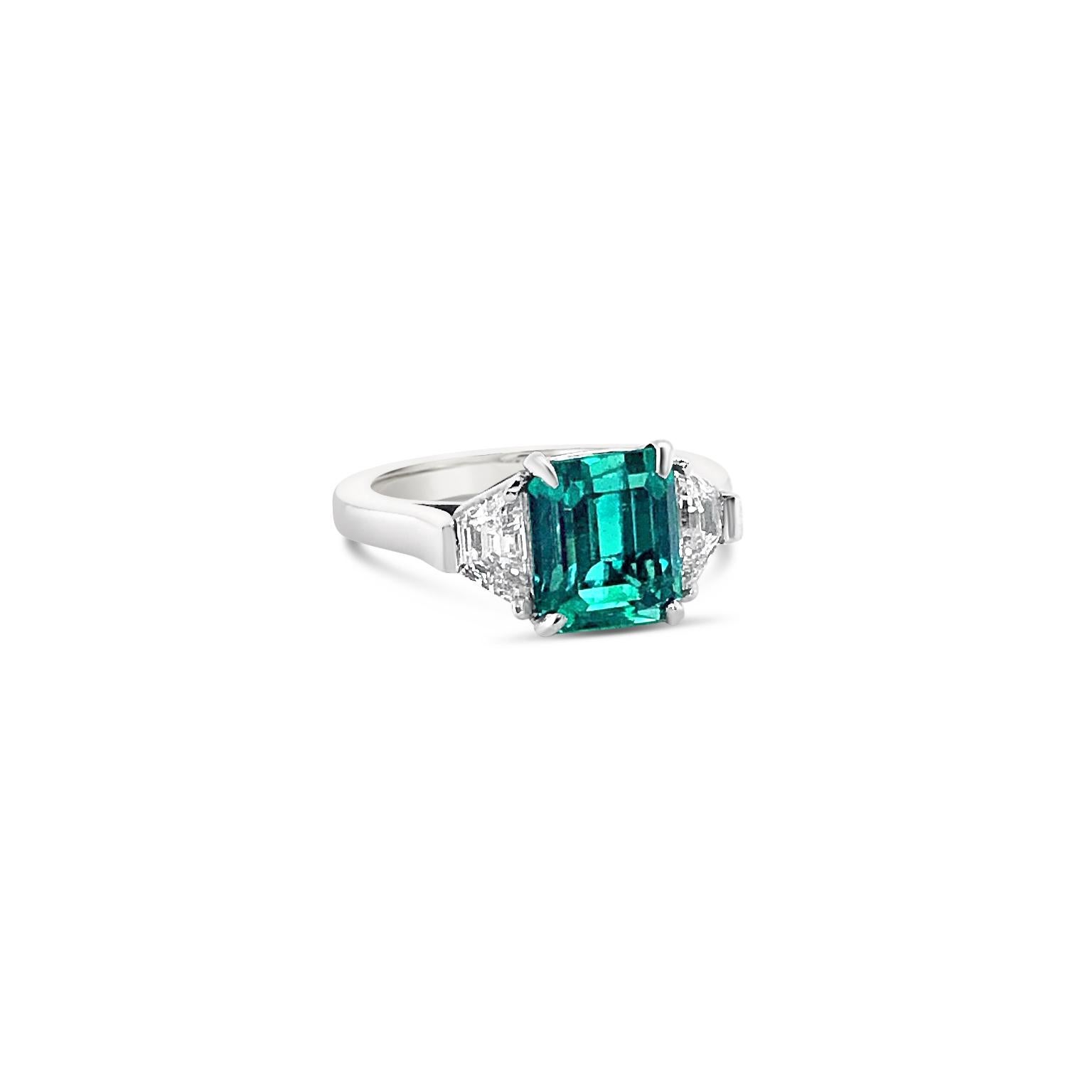 2.72 Carat Emerald and Diamond Ring in Platinum In Excellent Condition In Palm Beach, FL