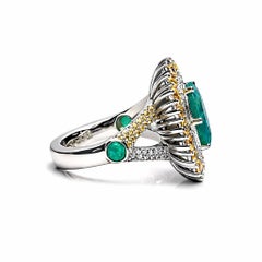 Anello da cocktail con smeraldo in oro bianco da 2,72 carati con poesia di Alexander Leyser