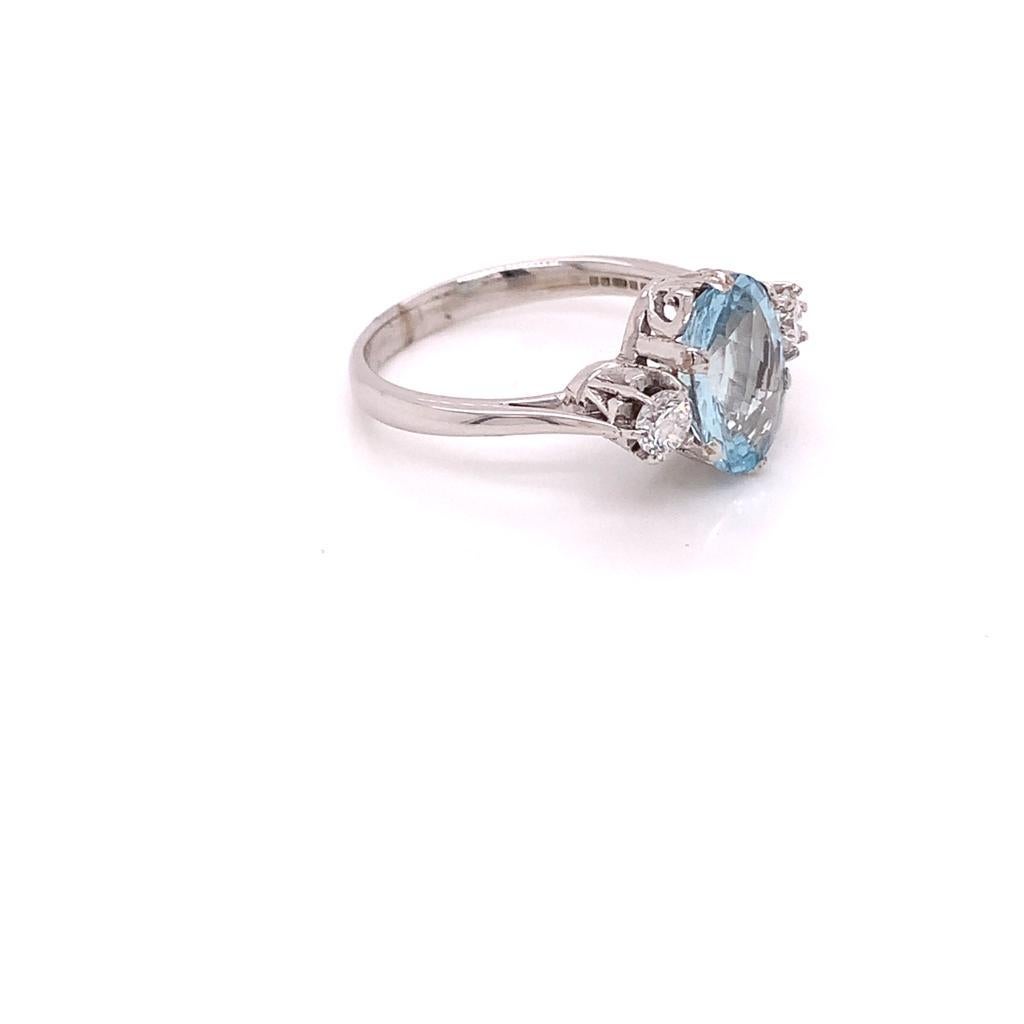 2.72 Carat Oval Cut Aquamarine and Diamond 3 Stone Ring in 18K White Gold In New Condition For Sale In London, GB