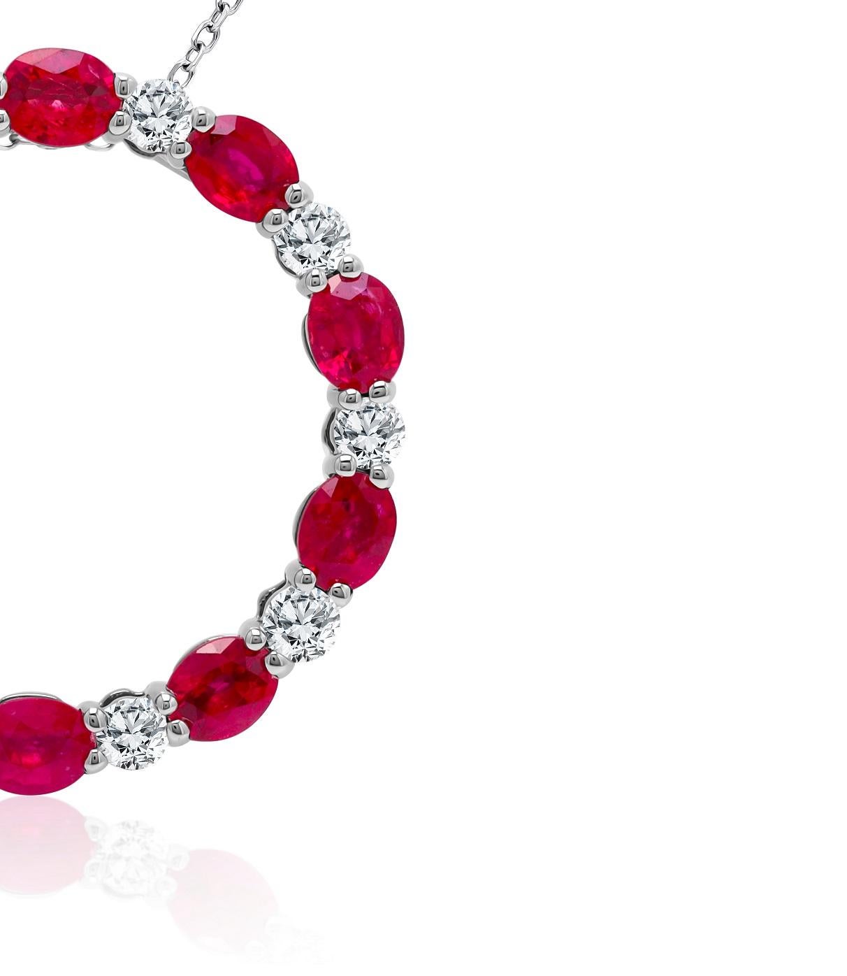 Schmücken Sie sich mit Eleganz und Raffinesse mit unserem exquisiten Anhänger! Dieses atemberaubende Stück besticht durch eine harmonische Mischung aus Luxus und Verführung. Stellen Sie sich zehn glänzende Rubine im Ovalschliff von insgesamt 2,72