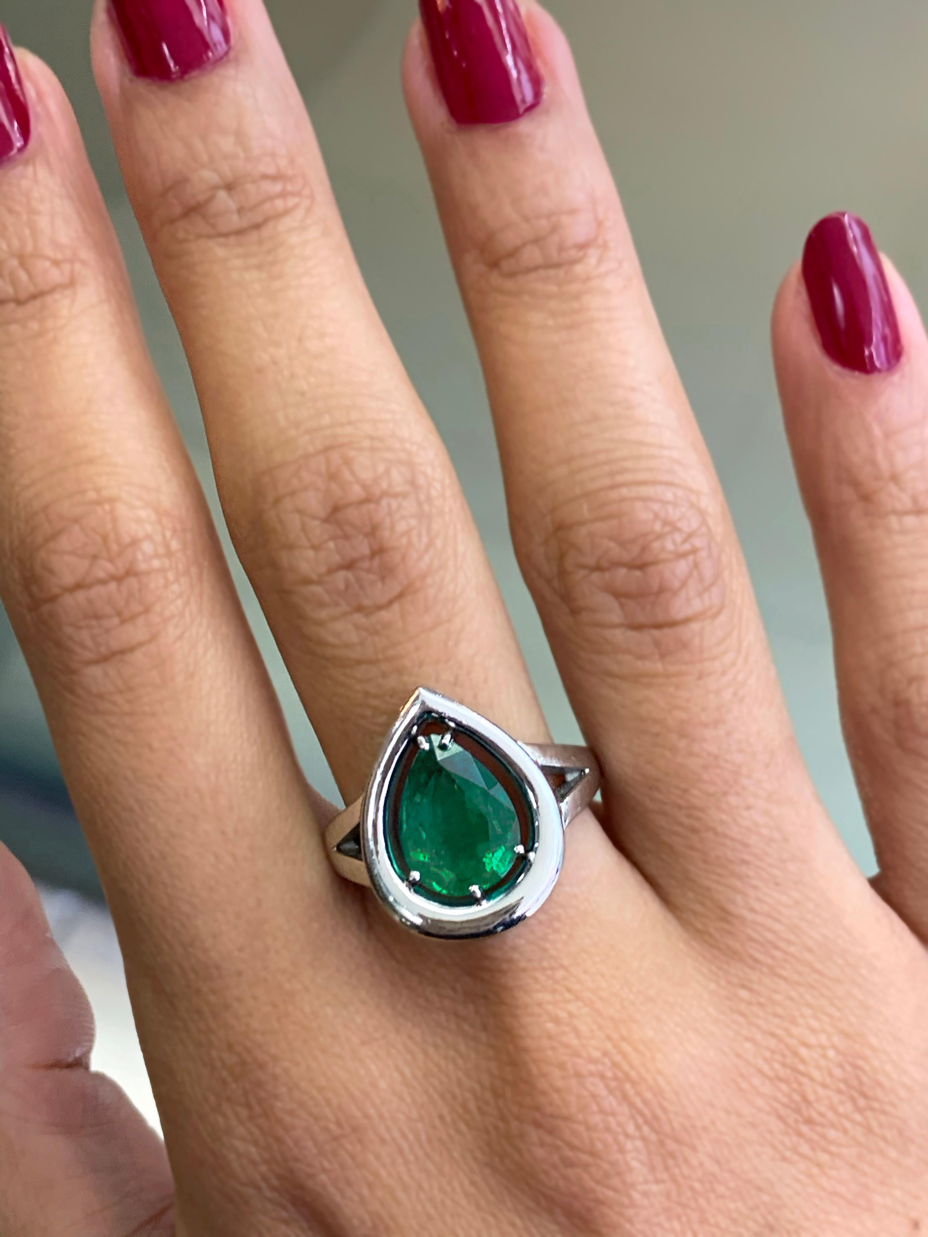 2.72 Carat Pear Shaped Emerald Platinum Ring In Excellent Condition For Sale In London, GB
