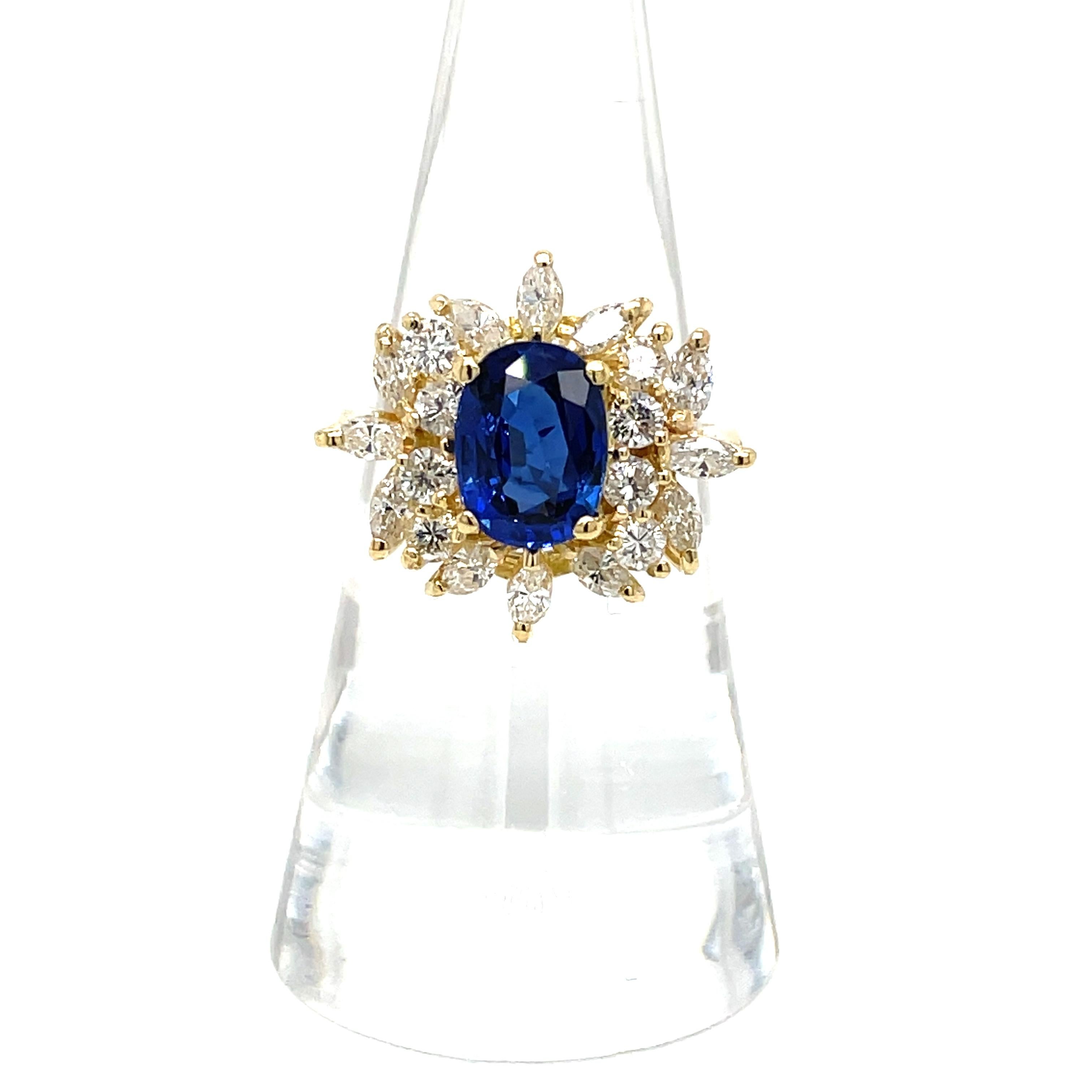 Beeindrucken Sie sie mit dem satten Blauton dieses beeindruckenden Verlobungsrings mit natürlichem Saphir und Diamant im Kissenschliff. In 18 Karat Gelbgold gefertigt, zeigt die erhabene Galerie einen atemberaubenden 2,72 Karat schweren blauen
