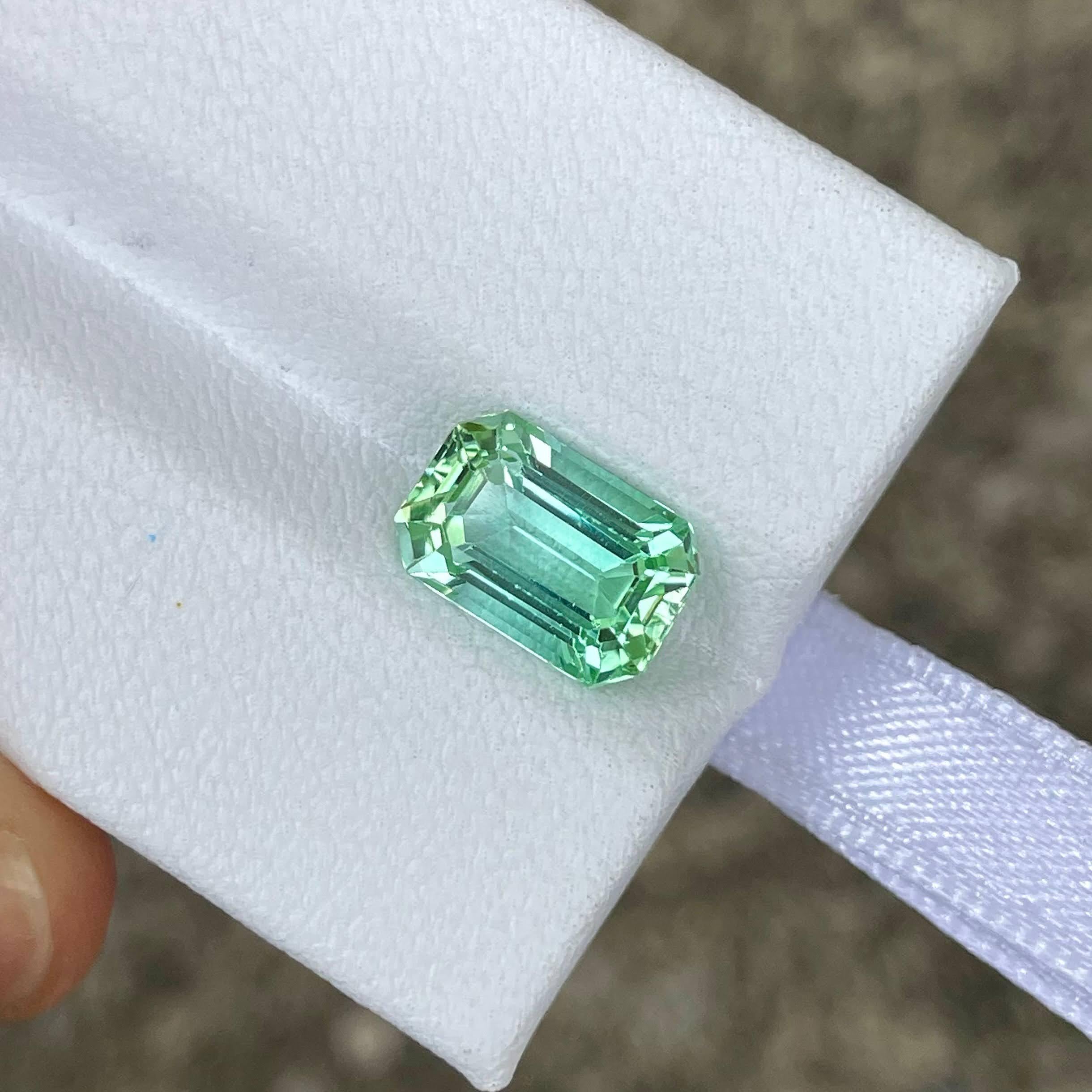 Taille émeraude Pierre précieuse afghane de 2.72 carats, tourmaline verte menthe, taille émeraude en vente