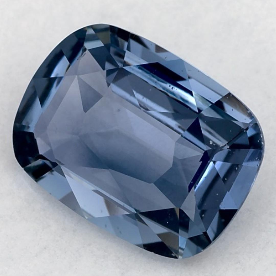 Questo zaffiro blu naturale offre eleganza e raffinatezza. Con la sua ricca saturazione del colore e il taglio preciso, è il centro perfetto per un anello di fidanzamento o un design di gioielli di lusso.

Questo zaffiro proviene dallo Sri Lanka