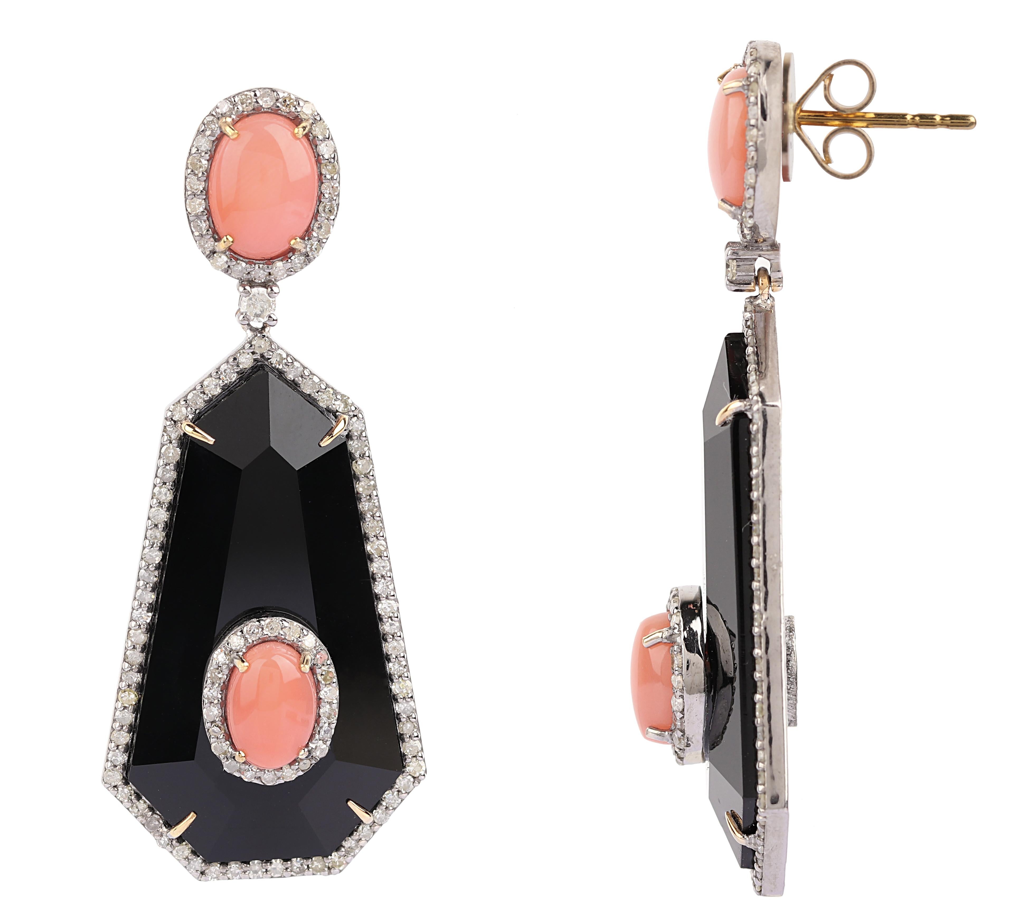 Moderne Boucles d'oreilles en goutte de style moderne en diamants, corail et onyx noir de 27,20 carats en vente