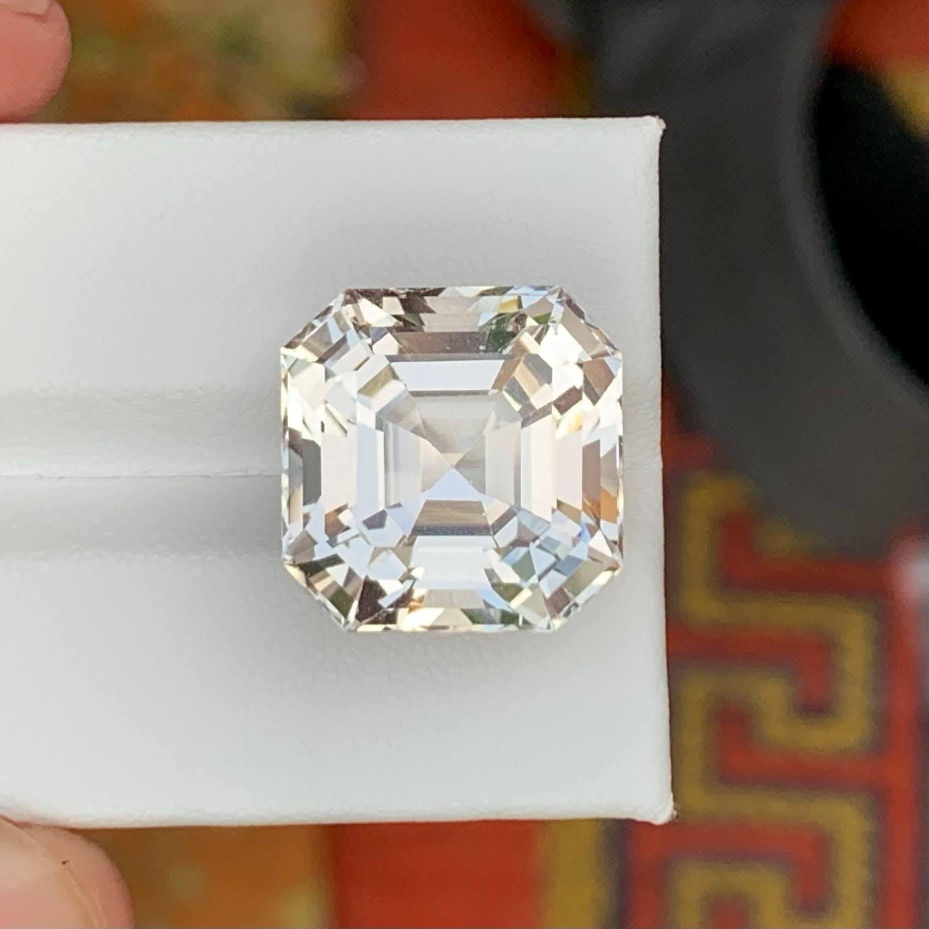 Poids 27,25 carats 
Dimensions 16.2x16.1x12.4mm
Traitement Aucun
Origine : Pakistan 
Clarté VVS 
Forme Coupe Asscher 




