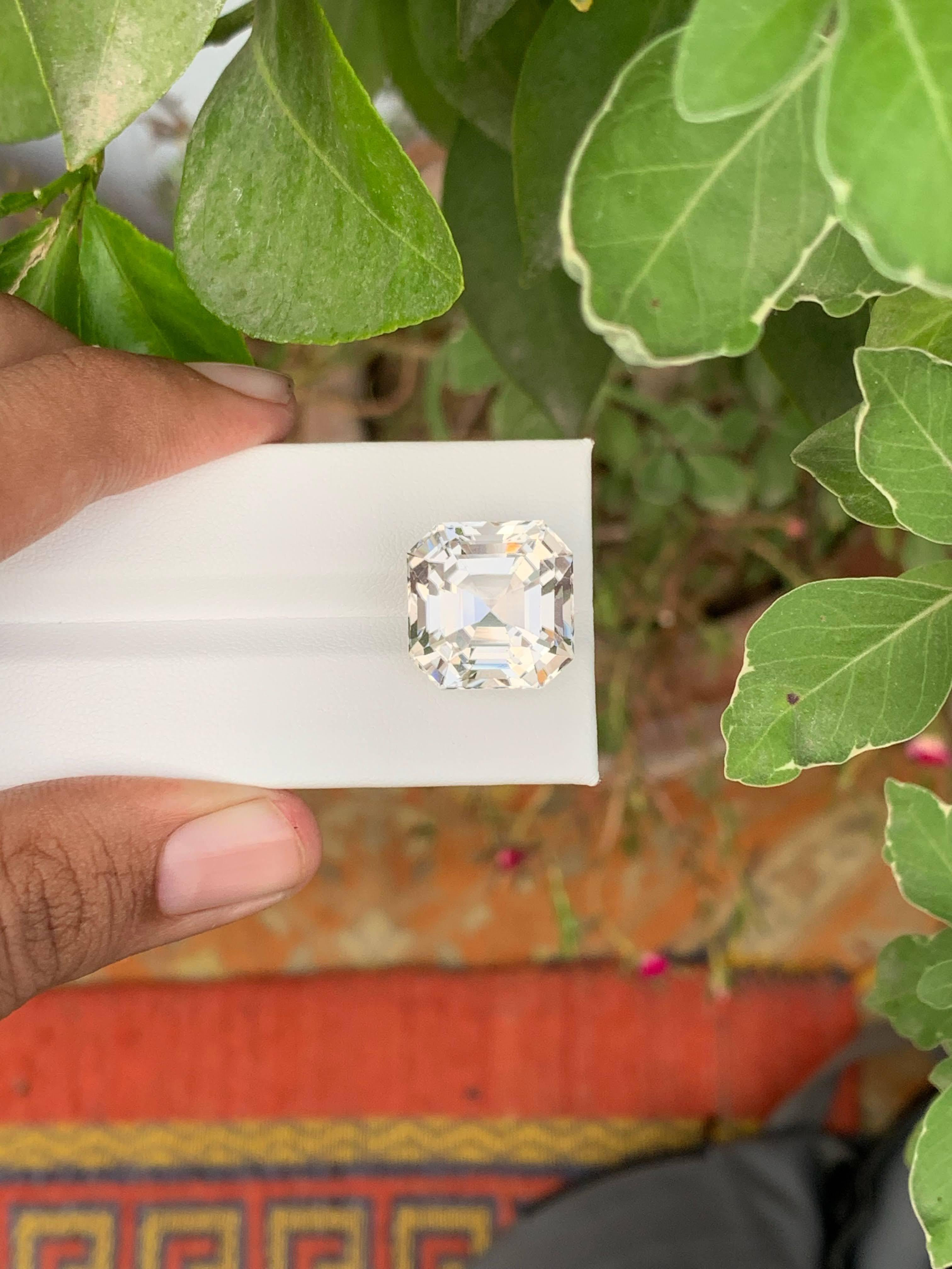 Moderne 27.25 Carat Natural Loose Light Golden Topaz Asscher Cut Pakistani Gemstone (pierre précieuse pakistanaise) en vente