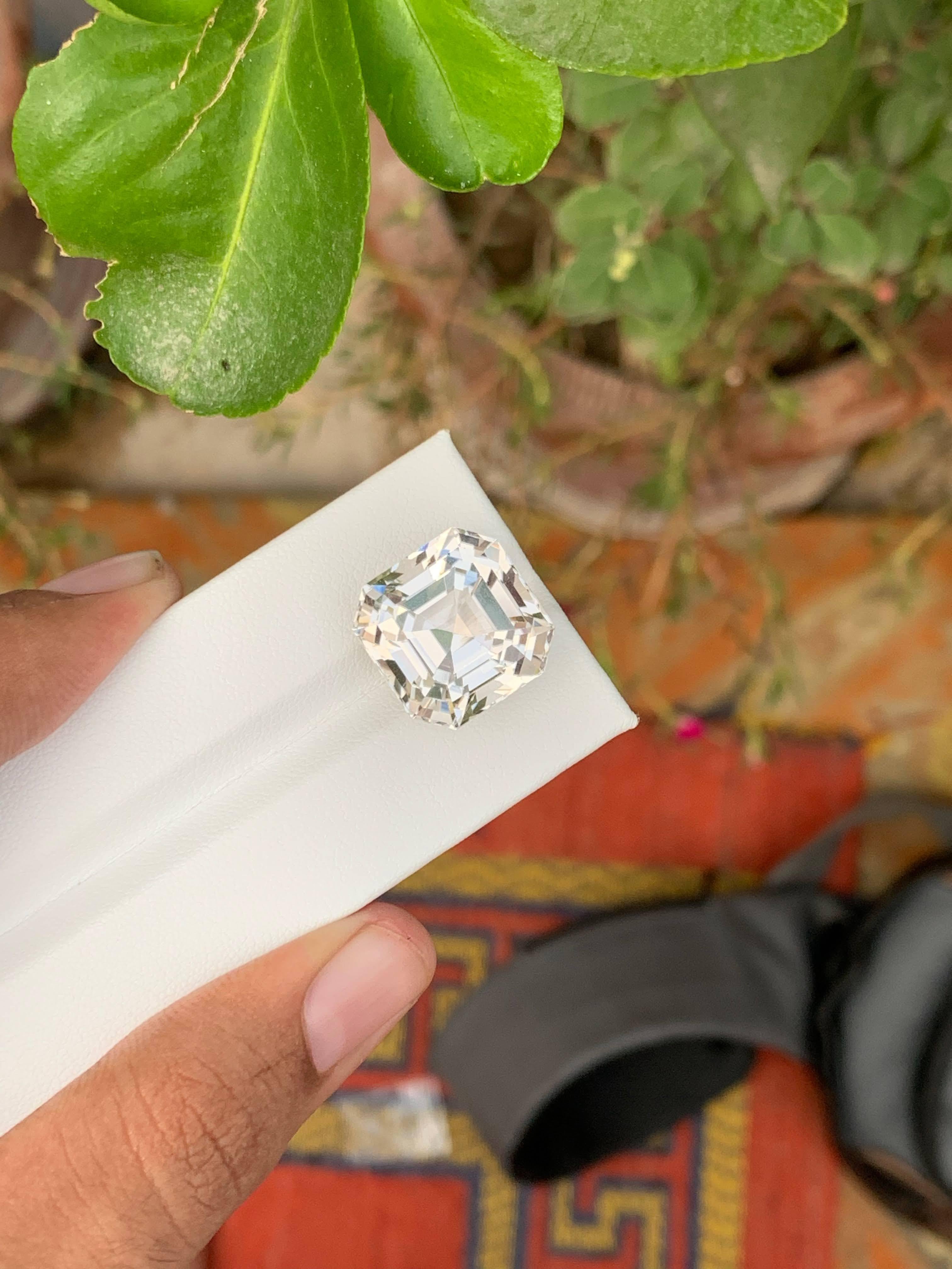 27.25 Carat Natural Loose Light Golden Topaz Asscher Cut Pakistani Gemstone (pierre précieuse pakistanaise) Unisexe en vente