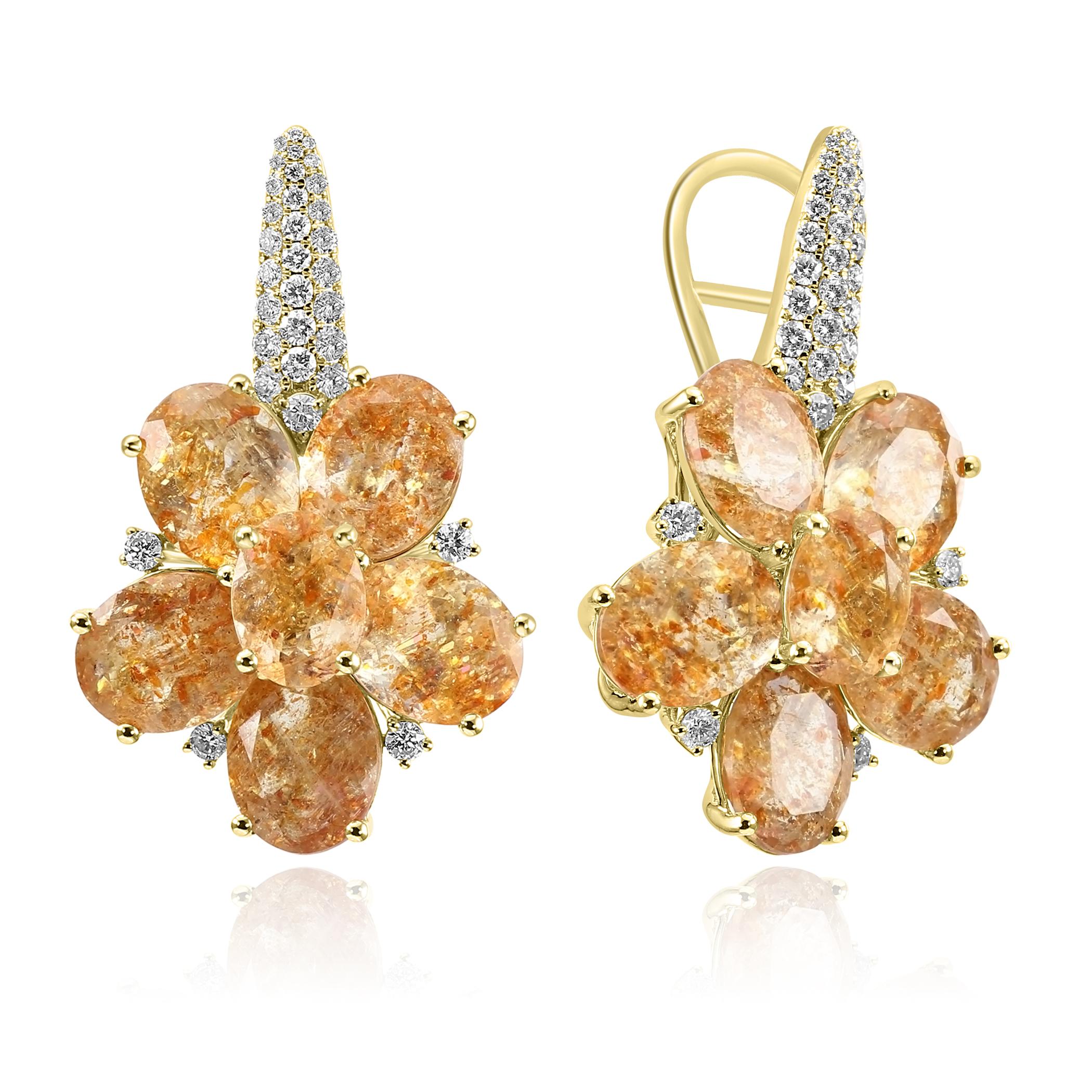 Illumina il tuo stile con questi splendidi orecchini con pietra solare e diamanti, caratterizzati dal calore luminoso della pietra solare naturale e dalla brillantezza dei diamanti. Progettati per l'eleganza e la comodità di tutti i giorni, questi