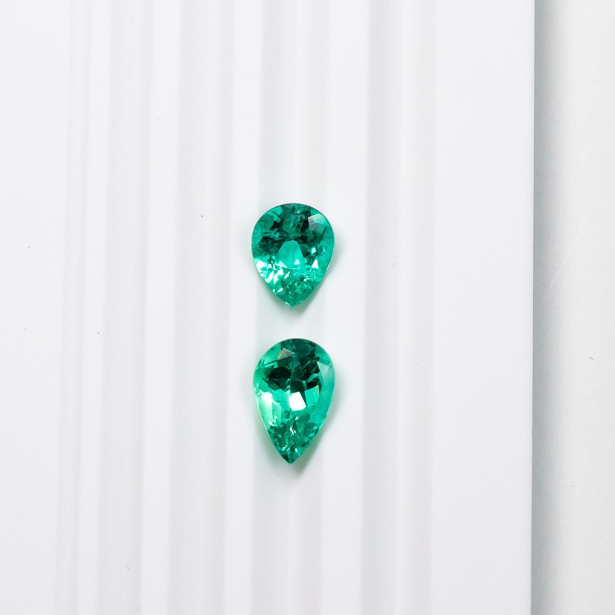 2.72ct Colombian Green Emerald Pear-Cut Pair Loose Amazing Clarity and Lustre For Sale 5