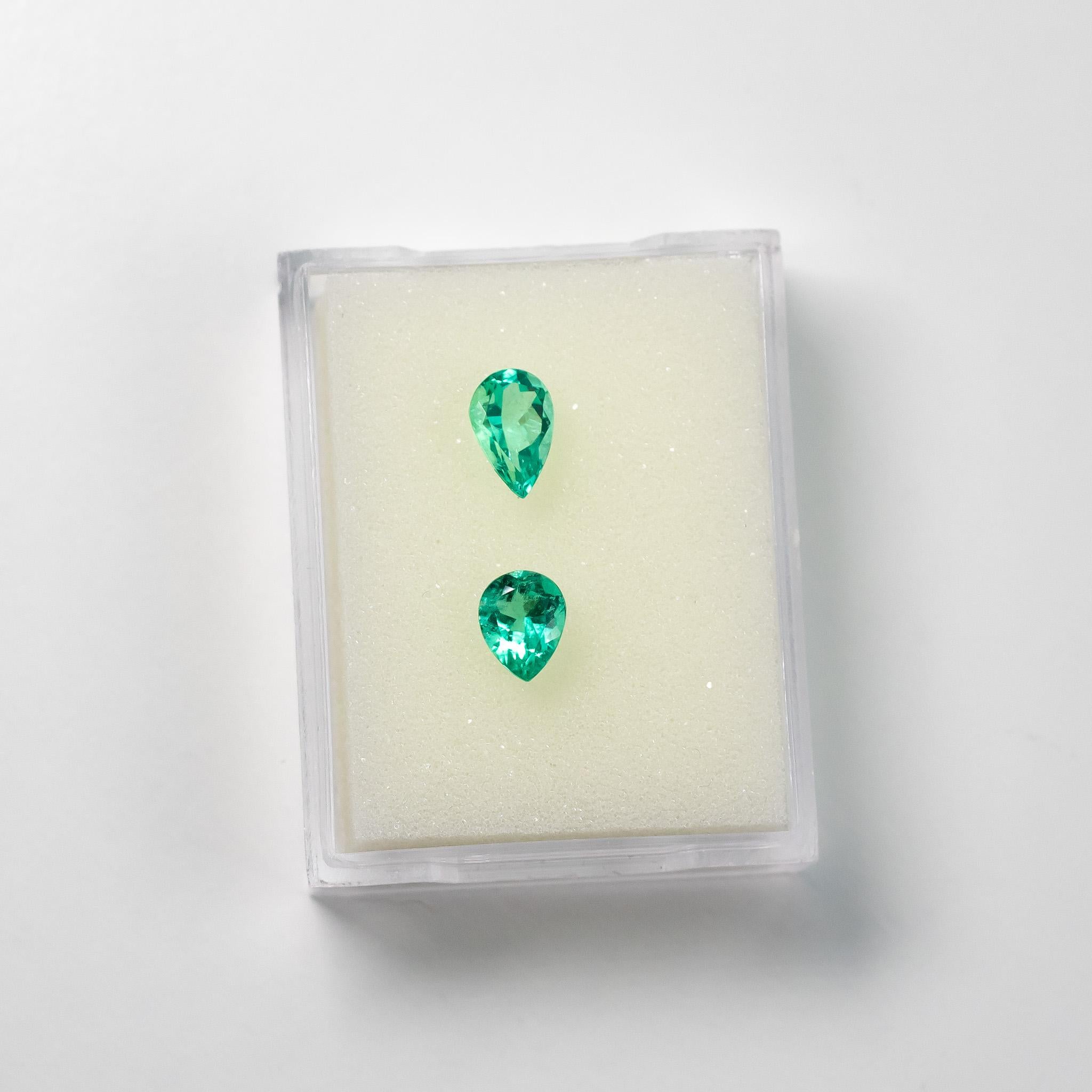 2.72ct Colombian Green Emerald Pear-Cut Pair Loose Amazing Clarity and Lustre In New Condition For Sale In Sai Kung District, HK