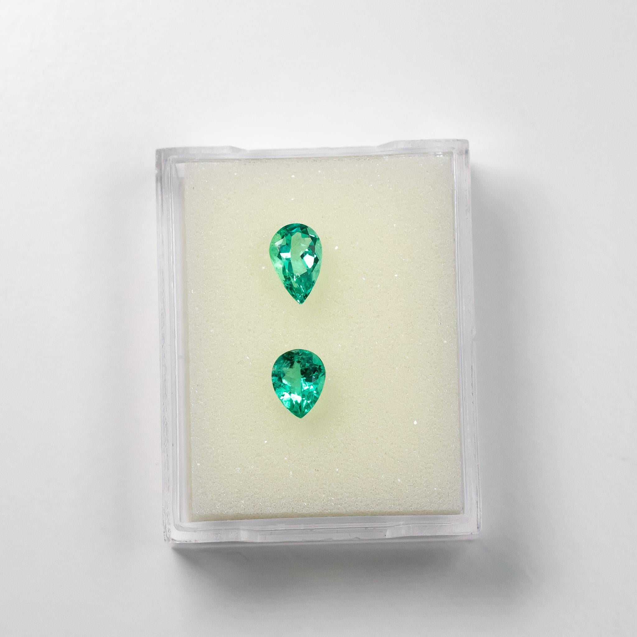 Women's 2.72ct Colombian Green Emerald Pear-Cut Pair Loose Amazing Clarity and Lustre For Sale
