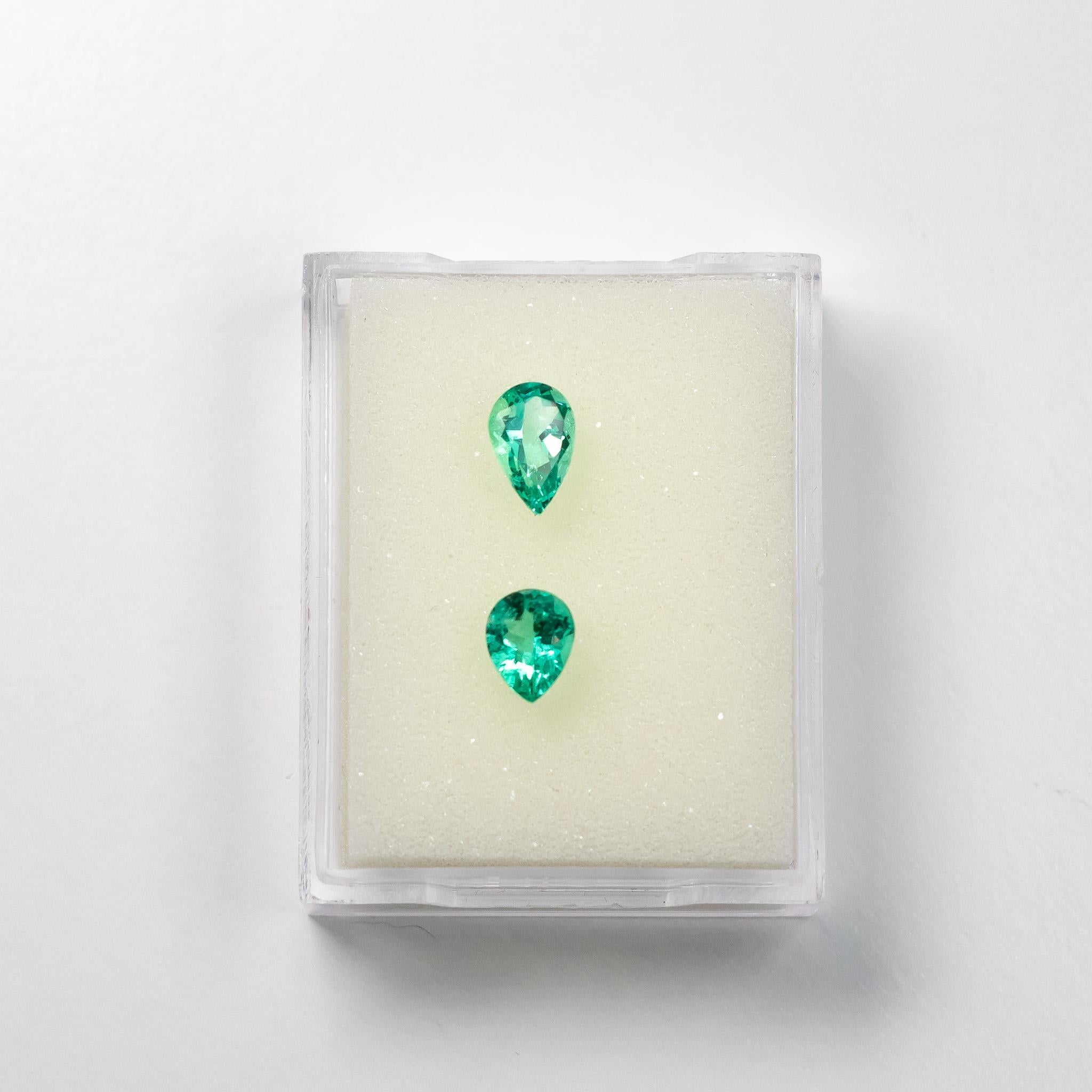 2.72ct Colombian Green Emerald Pear-Cut Pair Loose Amazing Clarity and Lustre For Sale 2
