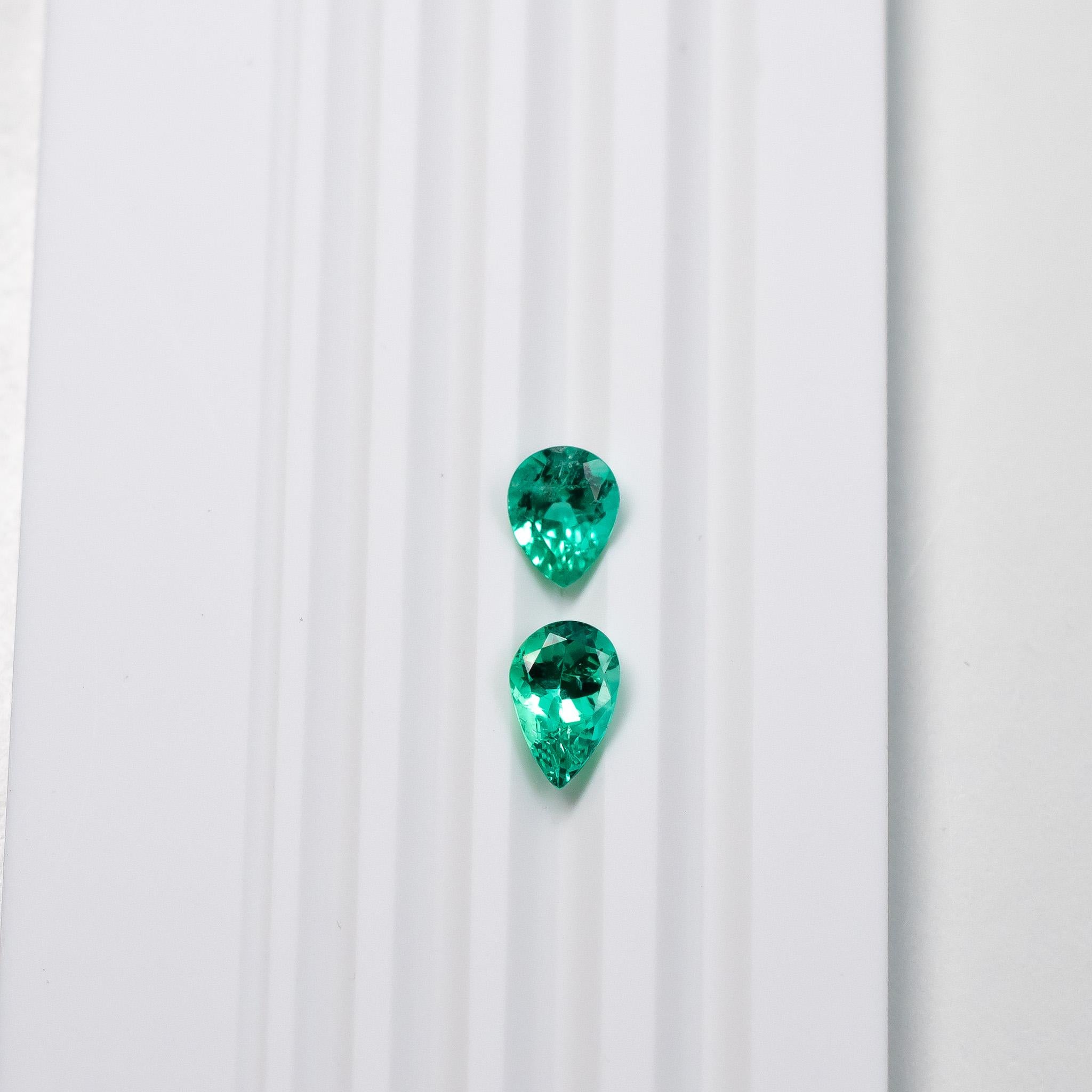 2.72ct Colombian Green Emerald Pear-Cut Pair Loose Amazing Clarity and Lustre For Sale 3