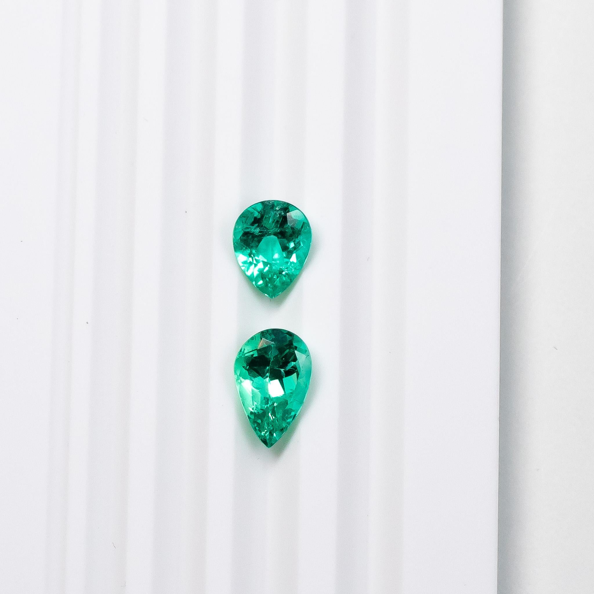 2.72ct Colombian Green Emerald Pear-Cut Pair Loose Amazing Clarity and Lustre For Sale 4
