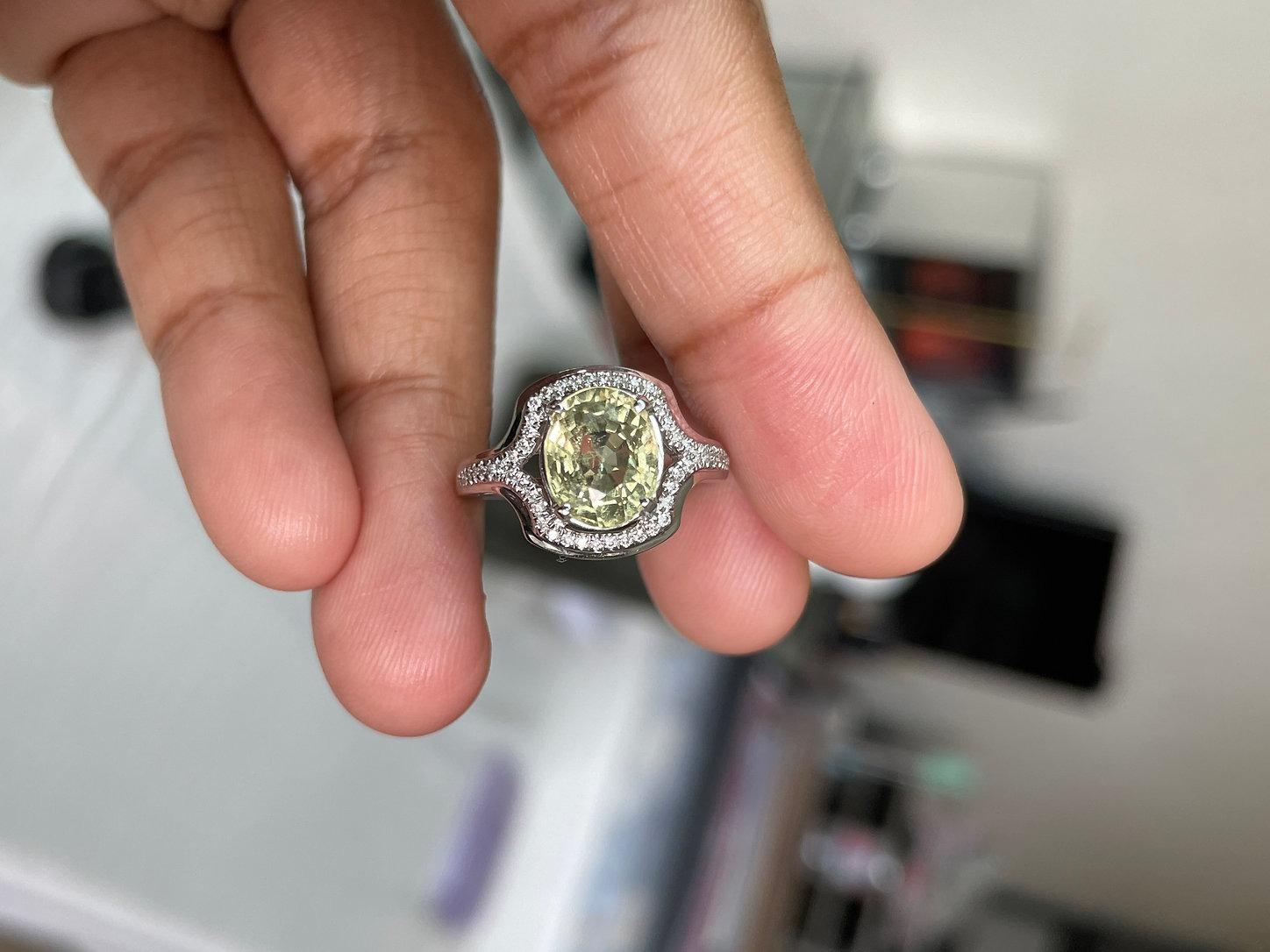 GIA-zertifizierter 2,72 Karat Zitronengrüner Saphir-Ring aus 18 Karat Gold (ohne erhitzter Saphir) (Ovalschliff)