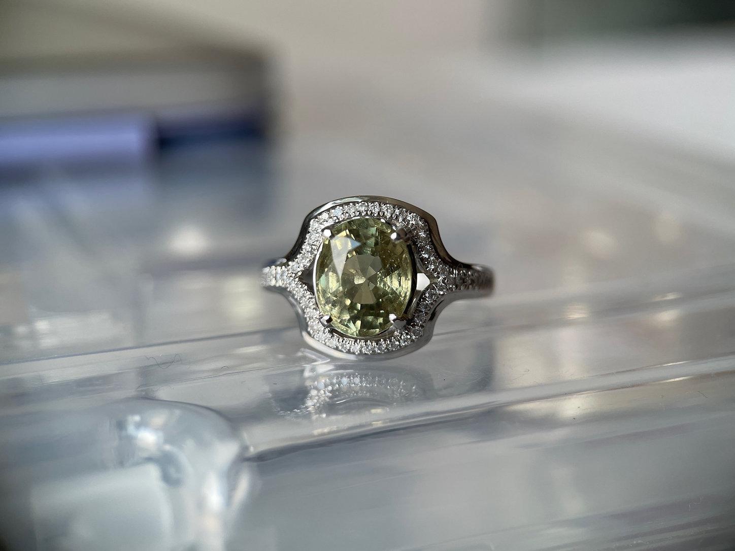 GIA-zertifizierter 2,72 Karat Zitronengrüner Saphir-Ring aus 18 Karat Gold (ohne erhitzter Saphir) im Zustand „Neu“ in Singapore, SG