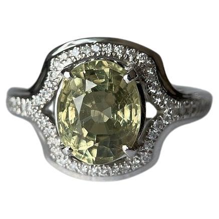 2.72Ct Lemon Green Sapphire Ring in 18K gold (Unheated, Untreated gems) For Sale