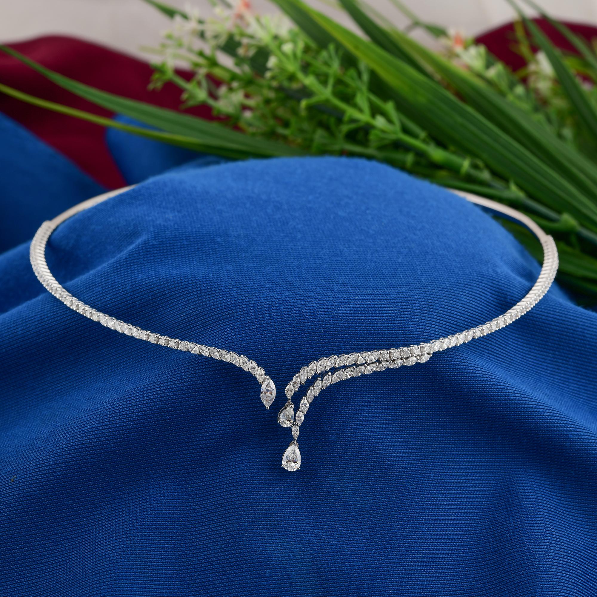 Collana Choker Torque con diamanti da 2,72 carati in oro bianco 18 carati
Questo pezzo mozzafiato presenta una fila ininterrotta di diamanti taglio marquise che formano una collana a fila unica con gocce di diamanti a pera. 
I diamanti sono un