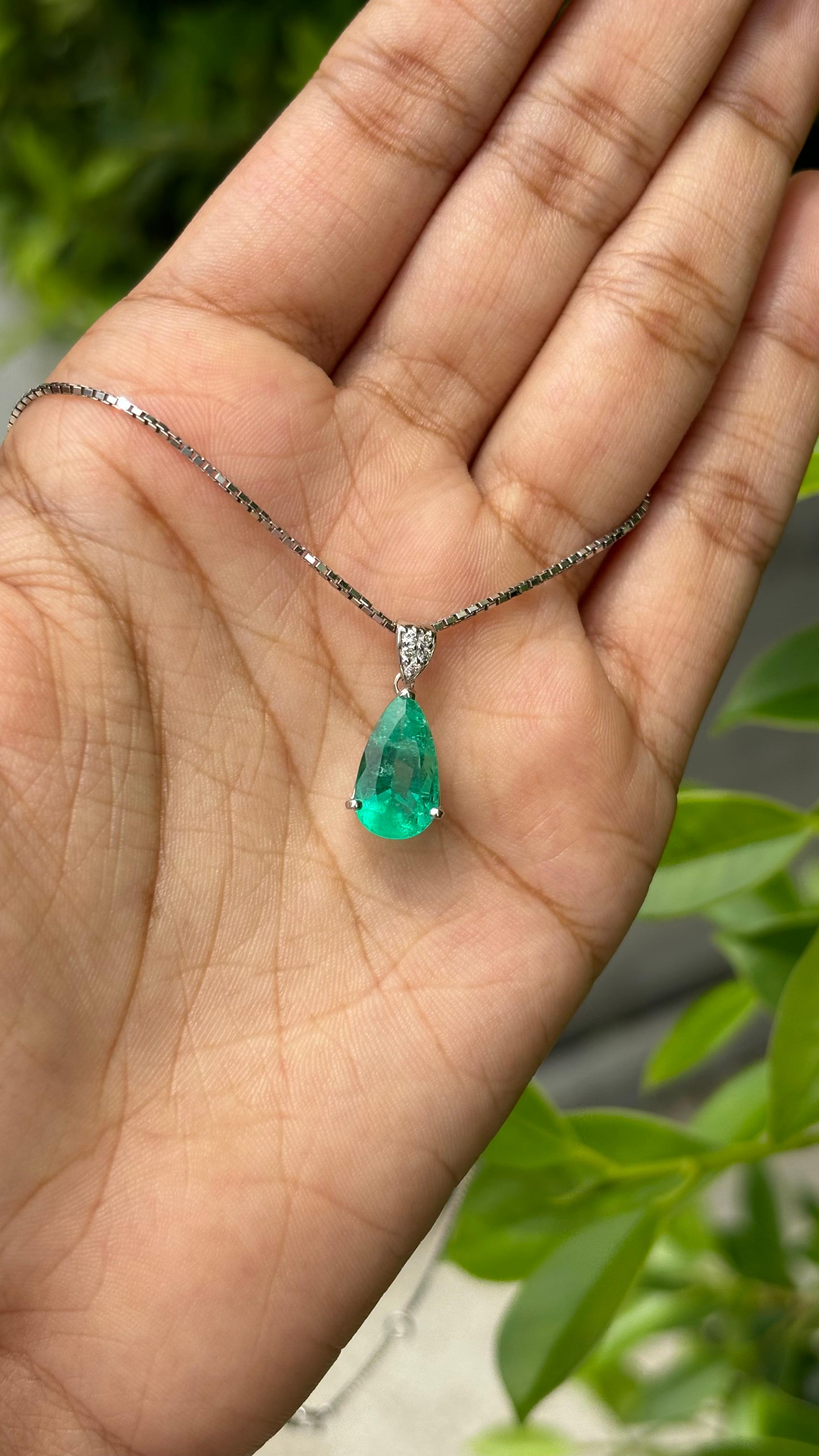 2.72ct Pear Emerald & Diamonds studded Pendant in Platinum 850 For Sale 4