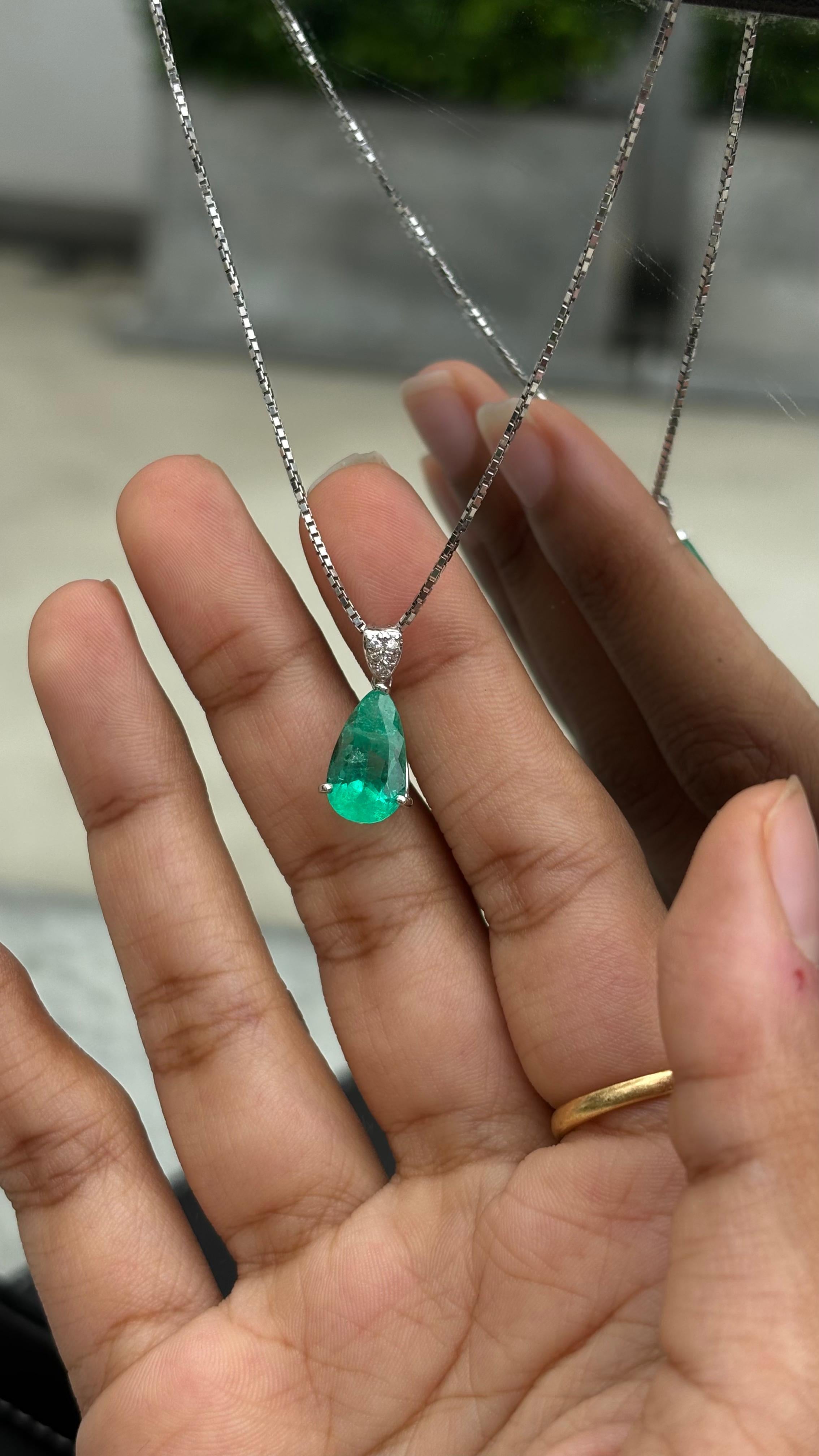 2.72ct Pear Emerald & Diamonds studded Pendant in Platinum 850 For Sale 5