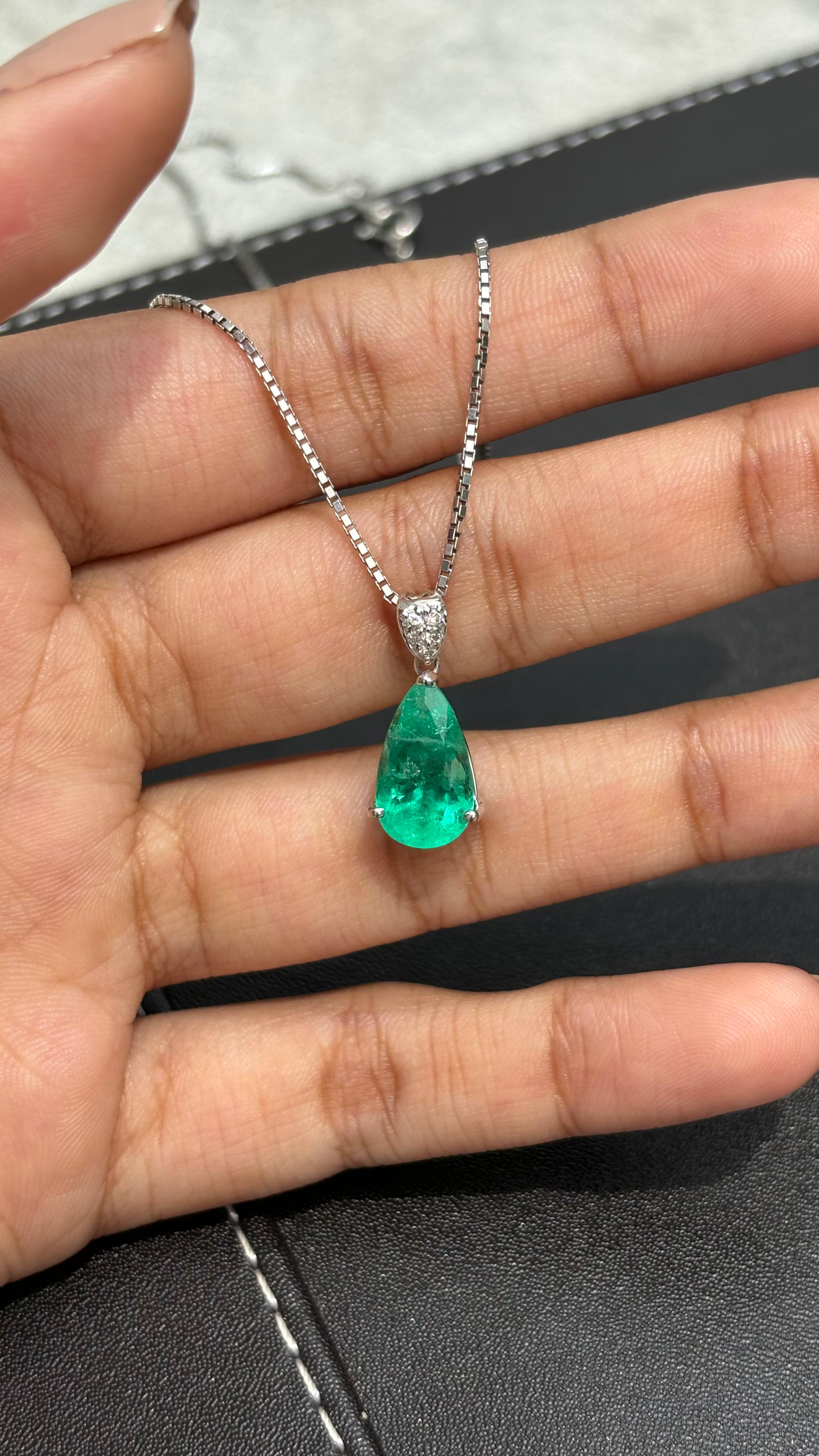 2.72ct Pear Emerald & Diamonds studded Pendant in Platinum 850 For Sale 6