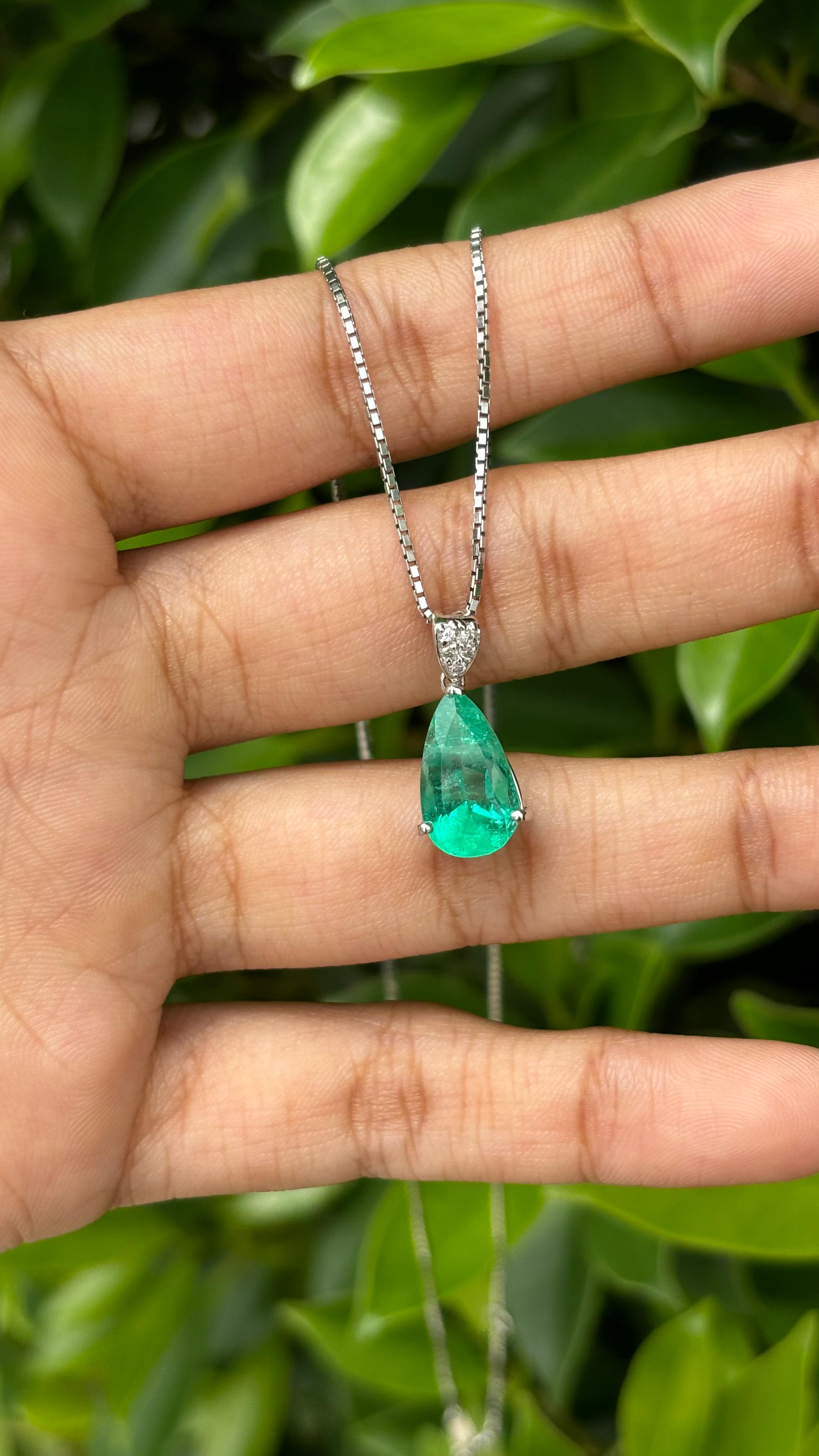 Victorian 2.72ct Pear Emerald & Diamonds studded Pendant in Platinum 850 For Sale
