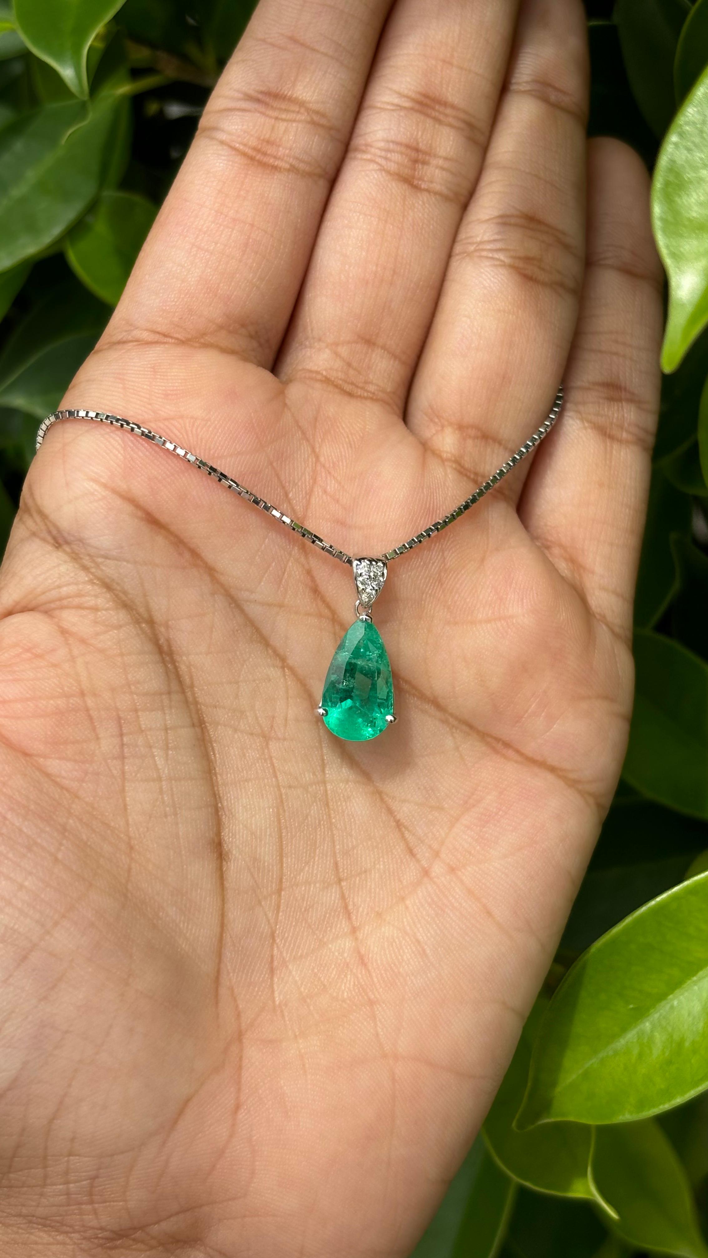 2.72ct Pear Emerald & Diamonds studded Pendant in Platinum 850 In New Condition For Sale In Bangkok, TH
