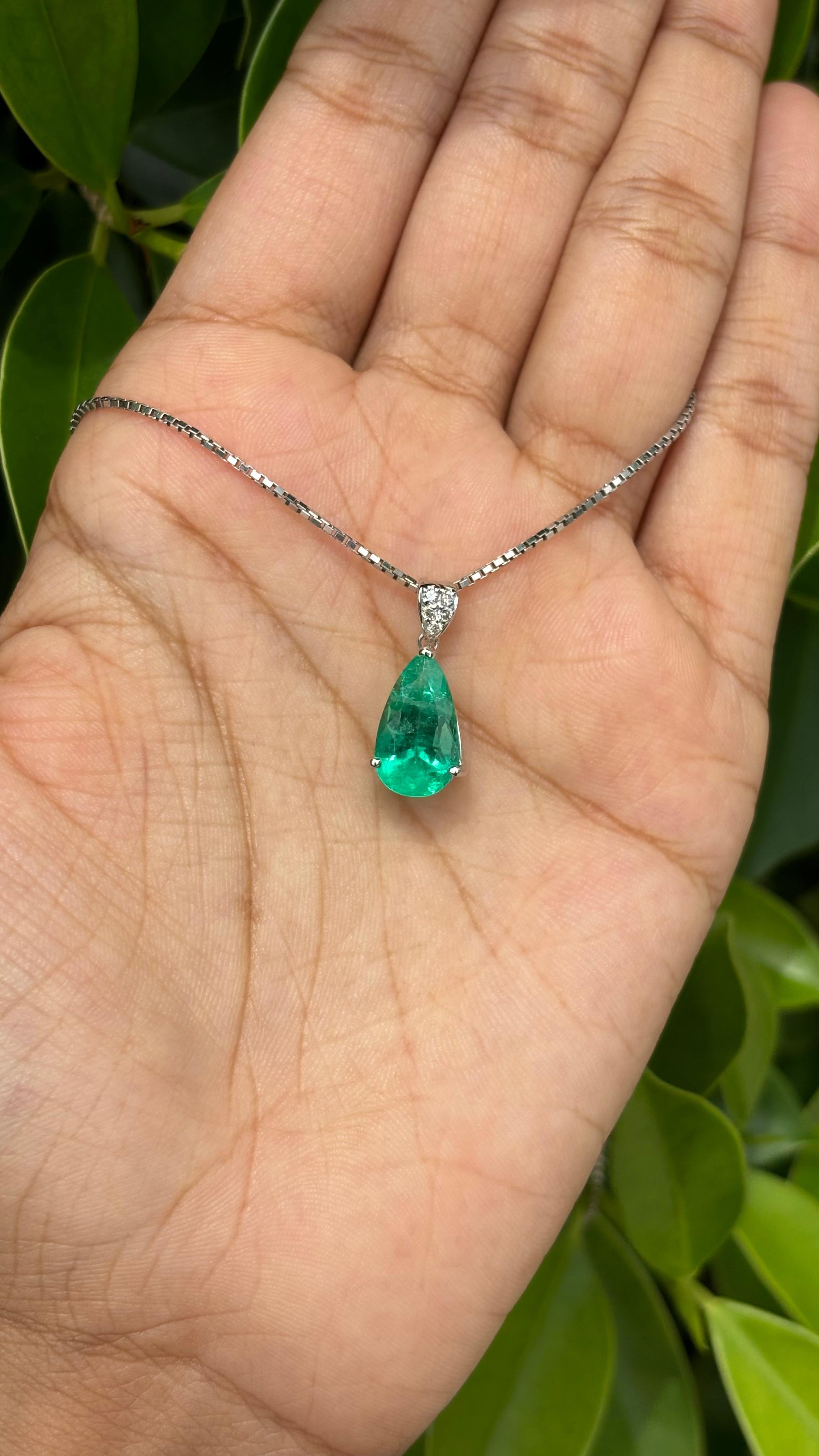 Women's 2.72ct Pear Emerald & Diamonds studded Pendant in Platinum 850 For Sale