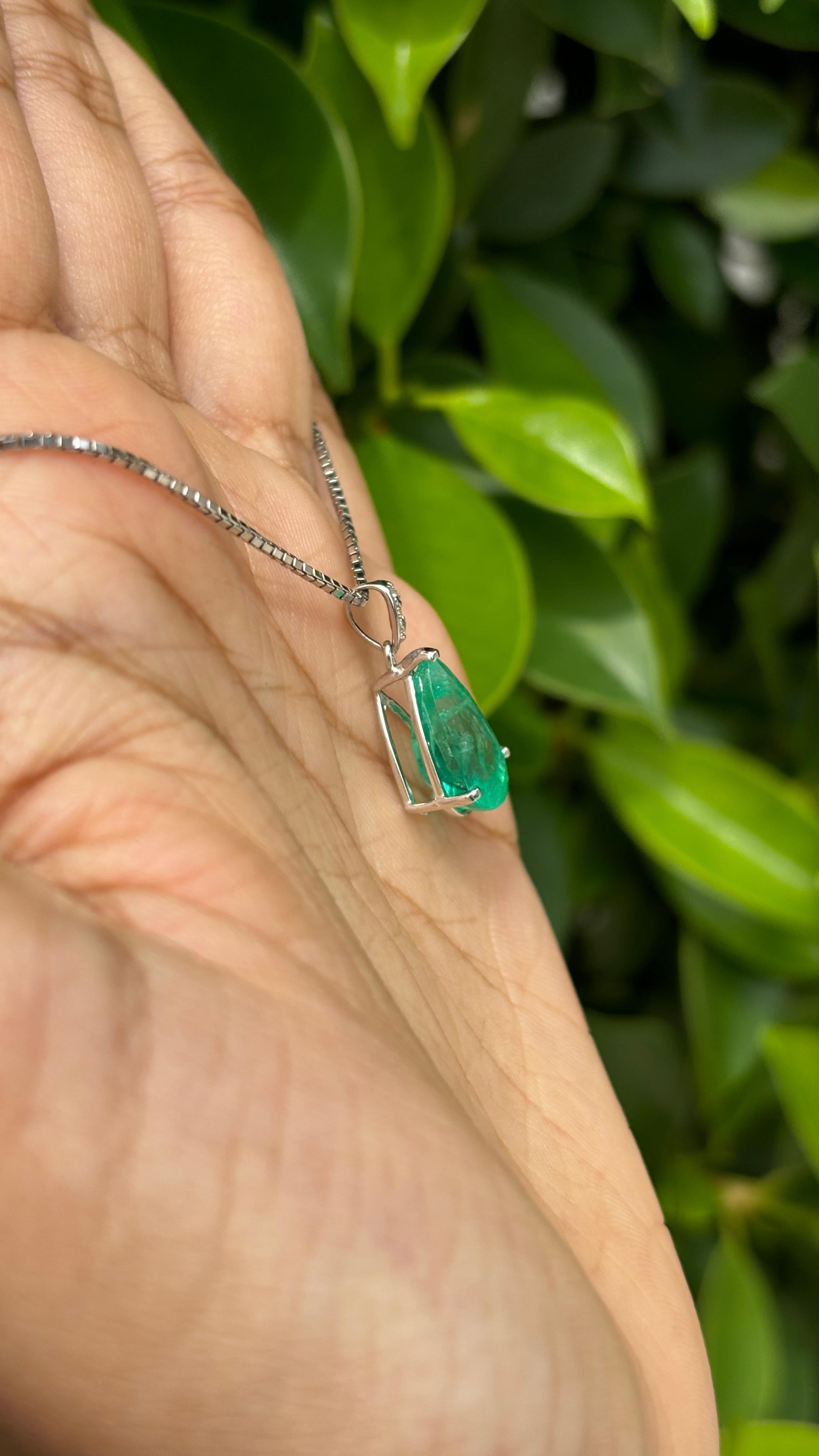 2.72ct Pear Emerald & Diamonds studded Pendant in Platinum 850 For Sale 1