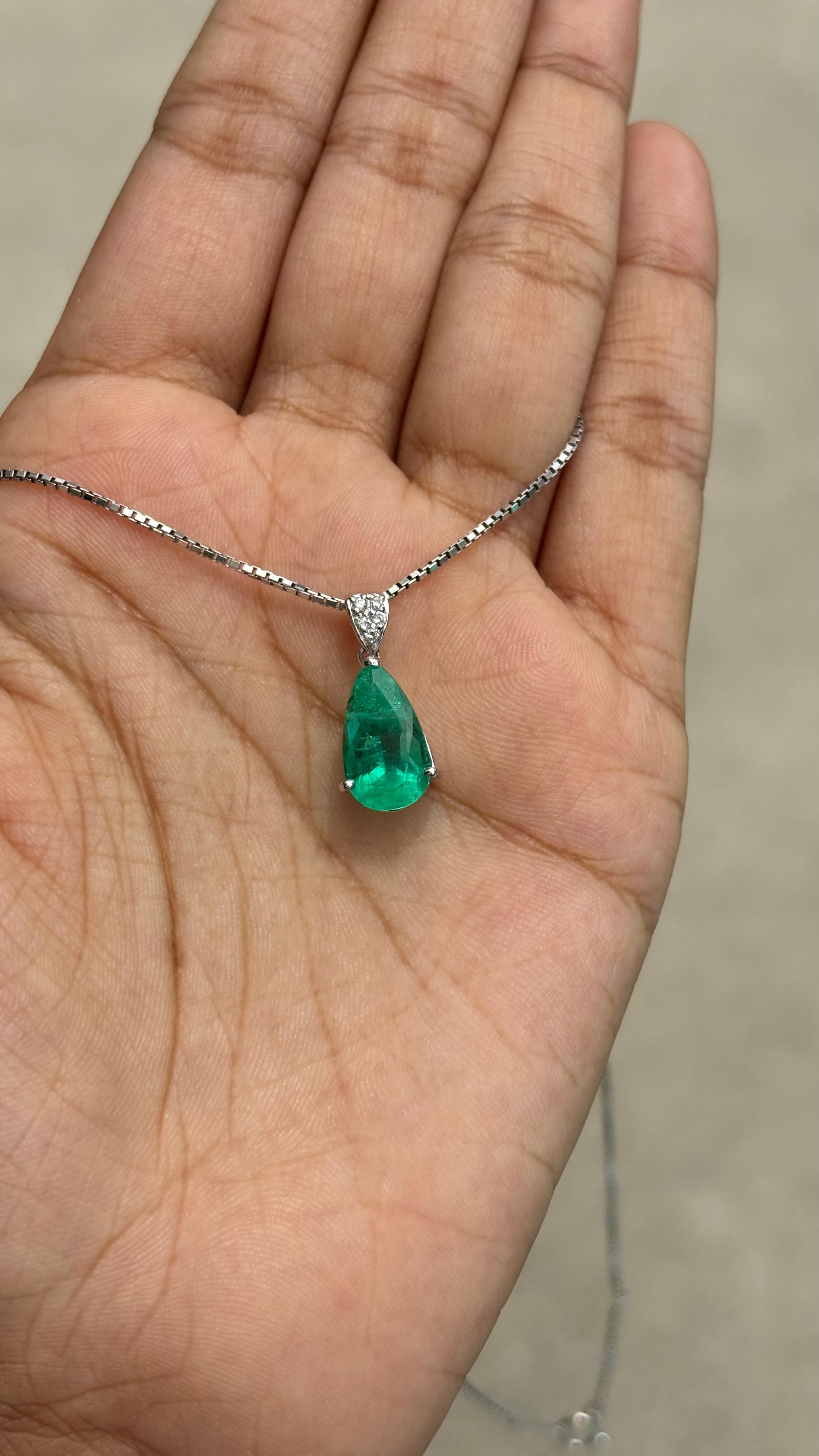 2.72ct Pear Emerald & Diamonds studded Pendant in Platinum 850 For Sale 2