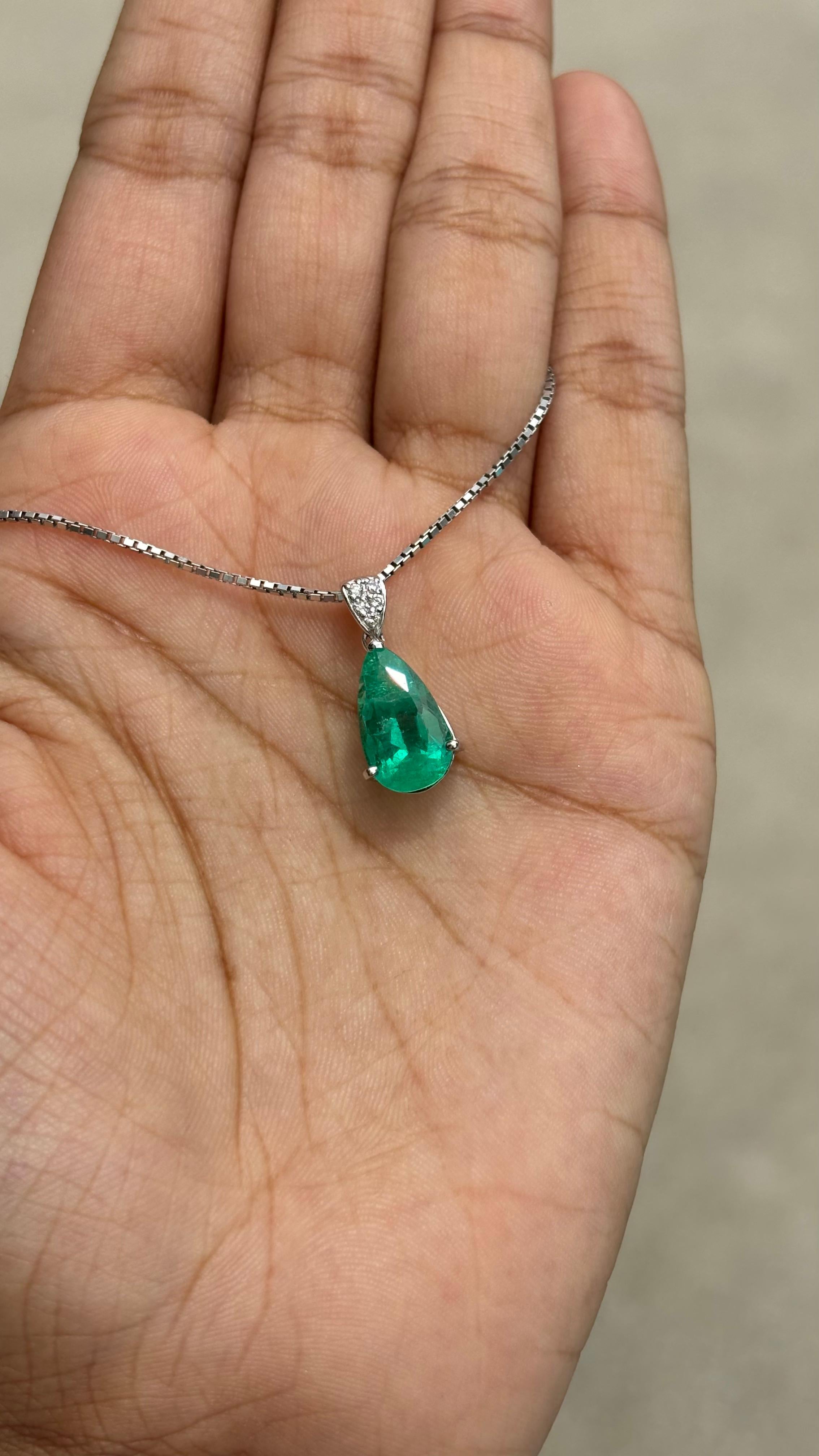 2.72ct Pear Emerald & Diamonds studded Pendant in Platinum 850 For Sale 3