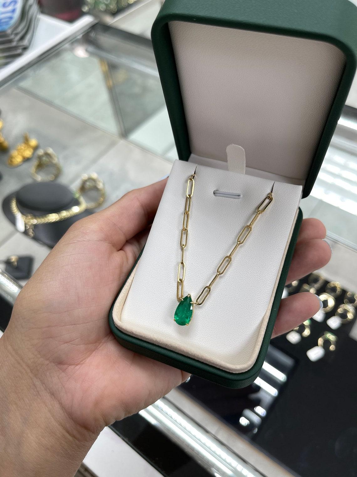Collar Solitario de Esmeralda Corte Pera de 2,73 Quilates de Calidad Superior en Oro de 18K Moderno en venta